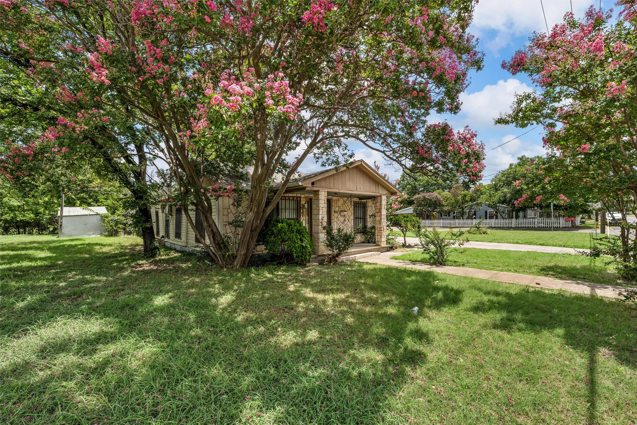 Single Family Residence For Sale in Mc Lennan County , 1320 S 26th Street, Waco, Texas 76706, 3 Bedroom, 2 Bathroom, Garage spaces, 1,532 Sqft, built in 1949, mls#21373781, Real Estate Agent in Waco, Homes For Sale in Mc Lennan county, Homes For Sale in Waco, Realtor in Waco Texas, Real Estate Brokerage Independent Realty Texas, Luminita Cordes Realtor