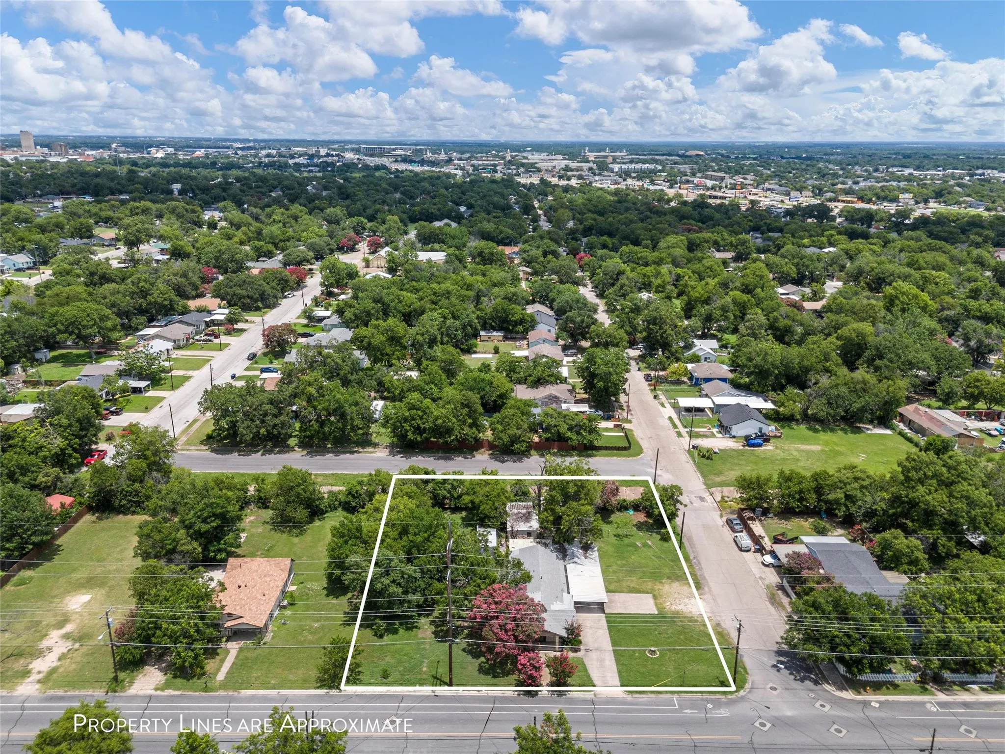 Single Family Residence For Sale in Mc Lennan County , 1320 S 26th Street, Waco, Texas 76706, 3 Bedroom, 2 Bathroom, Garage spaces, 1,532 Sqft, built in 1949, mls#21373781, Real Estate Agent in Waco, Homes For Sale in Mc Lennan county, Homes For Sale in Waco, Realtor in Waco Texas, Real Estate Brokerage Independent Realty Texas, Luminita Cordes Realtor