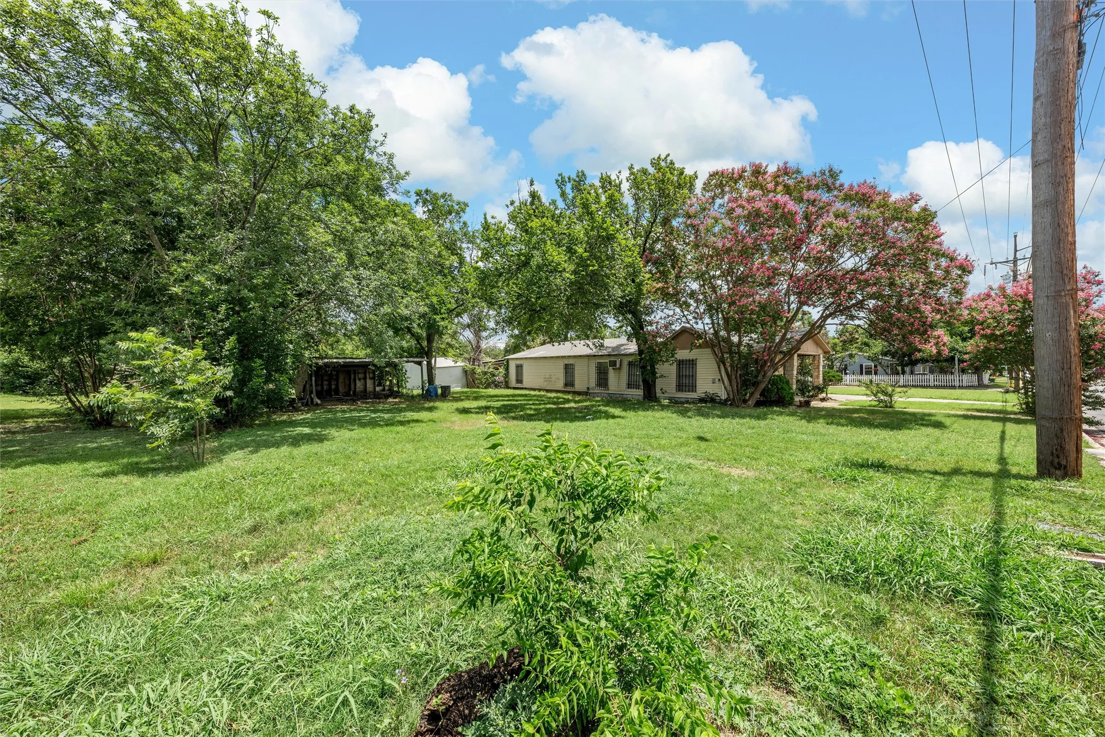 Single Family Residence For Sale in Mc Lennan County , 1320 S 26th Street, Waco, Texas 76706, 3 Bedroom, 2 Bathroom, Garage spaces, 1,532 Sqft, built in 1949, mls#21373781, Real Estate Agent in Waco, Homes For Sale in Mc Lennan county, Homes For Sale in Waco, Realtor in Waco Texas, Real Estate Brokerage Independent Realty Texas, Luminita Cordes Realtor