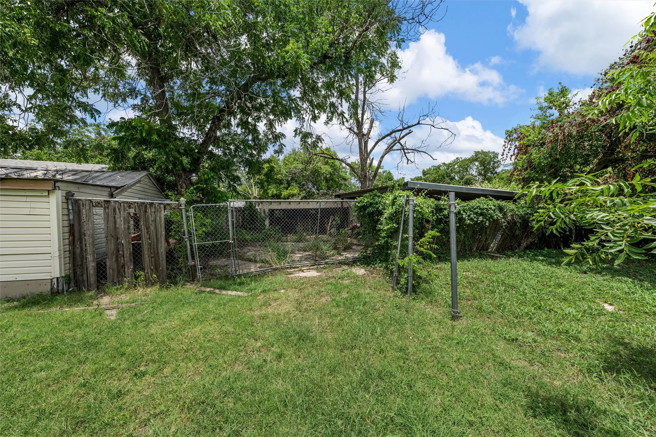 Single Family Residence For Sale in Mc Lennan County , 1320 S 26th Street, Waco, Texas 76706, 3 Bedroom, 2 Bathroom, Garage spaces, 1,532 Sqft, built in 1949, mls#21373781, Real Estate Agent in Waco, Homes For Sale in Mc Lennan county, Homes For Sale in Waco, Realtor in Waco Texas, Real Estate Brokerage Independent Realty Texas, Luminita Cordes Realtor