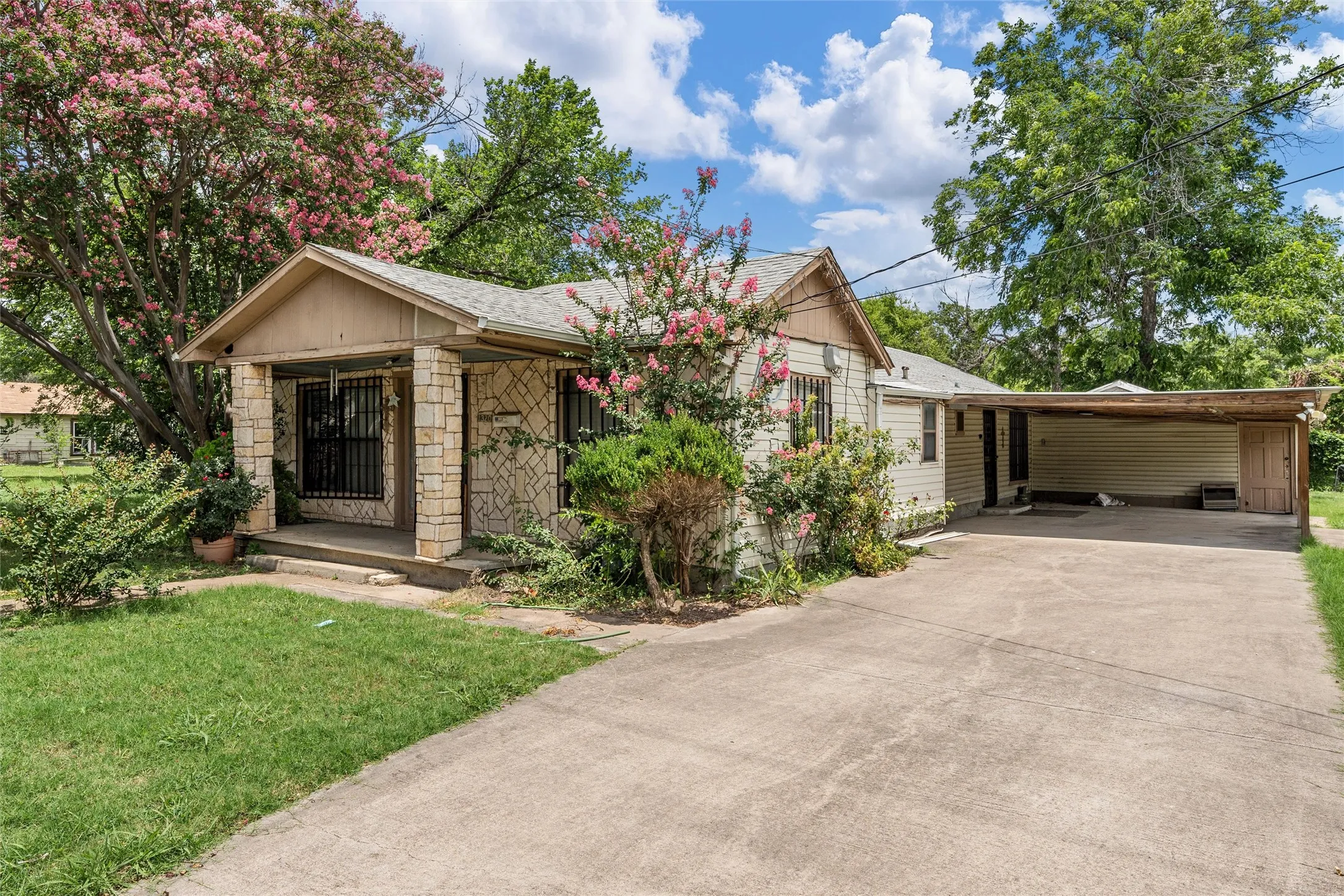 Single Family Residence For Sale in Mc Lennan County , 1320 S 26th Street, Waco, Texas 76706, 3 Bedroom, 2 Bathroom, Garage spaces, 1,532 Sqft, built in 1949, mls#21373781, Real Estate Agent in Waco, Homes For Sale in Mc Lennan county, Homes For Sale in Waco, Realtor in Waco Texas, Real Estate Brokerage Independent Realty Texas, Luminita Cordes Realtor