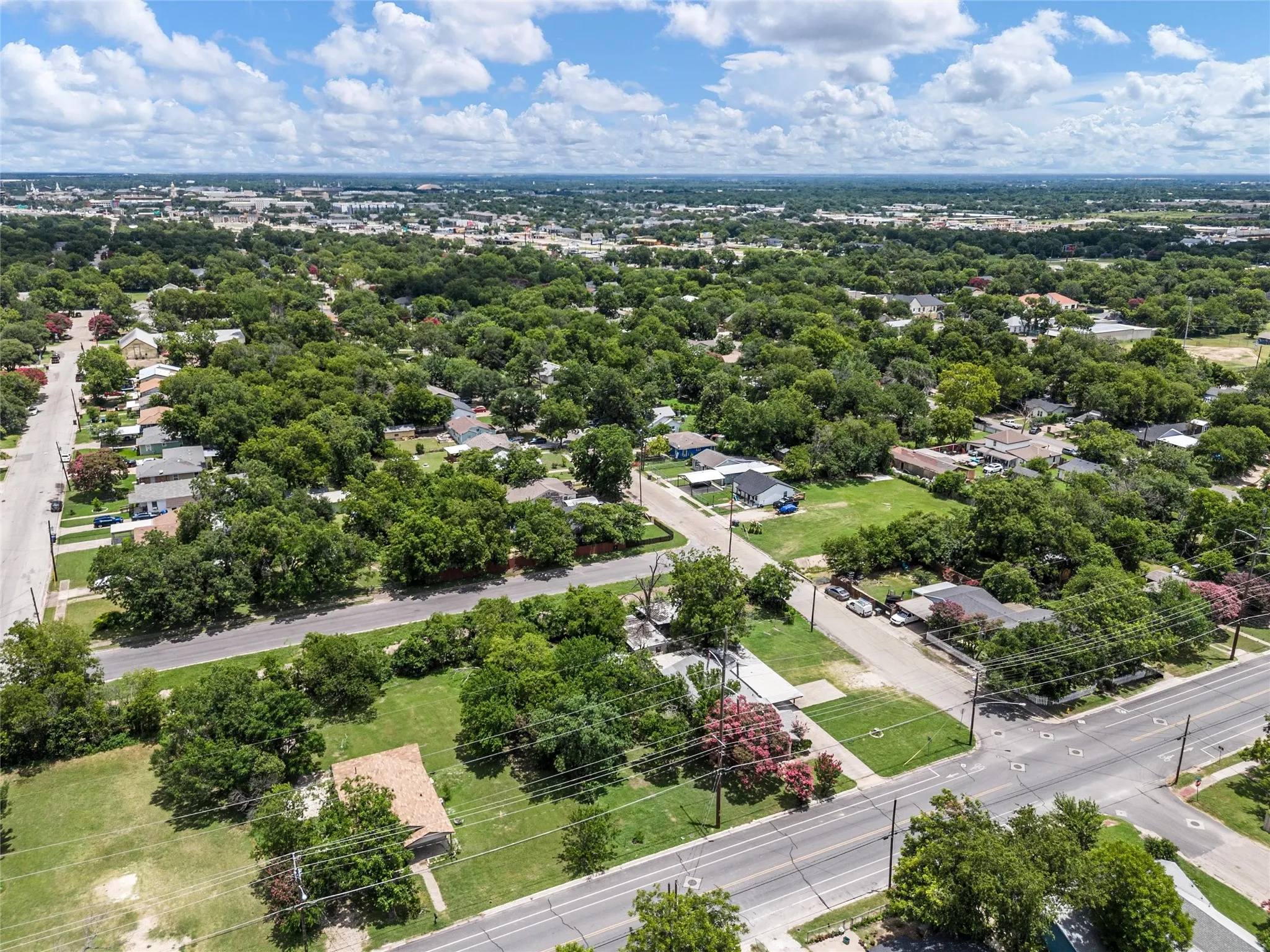 Single Family Residence For Sale in Mc Lennan County , 1320 S 26th Street, Waco, Texas 76706, 3 Bedroom, 2 Bathroom, Garage spaces, 1,532 Sqft, built in 1949, mls#21373781, Real Estate Agent in Waco, Homes For Sale in Mc Lennan county, Homes For Sale in Waco, Realtor in Waco Texas, Real Estate Brokerage Independent Realty Texas, Luminita Cordes Realtor