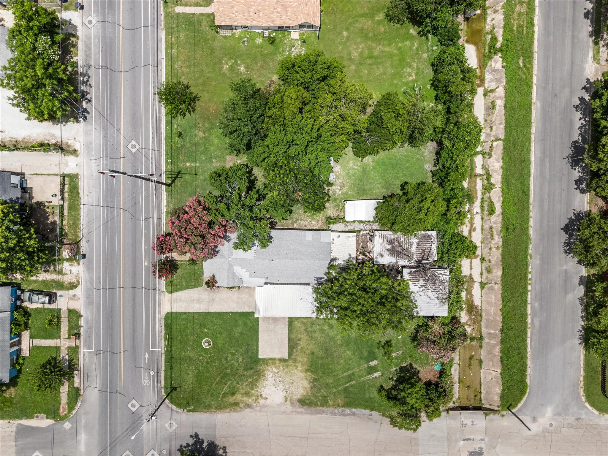 Single Family Residence For Sale in Mc Lennan County , 1320 S 26th Street, Waco, Texas 76706, 3 Bedroom, 2 Bathroom, Garage spaces, 1,532 Sqft, built in 1949, mls#21373781, Real Estate Agent in Waco, Homes For Sale in Mc Lennan county, Homes For Sale in Waco, Realtor in Waco Texas, Real Estate Brokerage Independent Realty Texas, Luminita Cordes Realtor