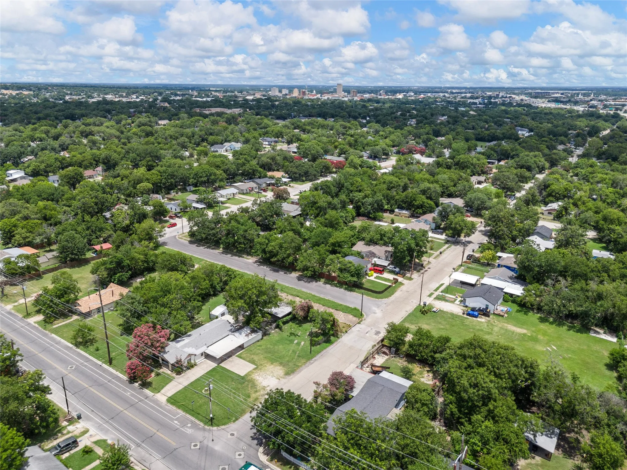 Single Family Residence For Sale in Mc Lennan County , 1320 S 26th Street, Waco, Texas 76706, 3 Bedroom, 2 Bathroom, Garage spaces, 1,532 Sqft, built in 1949, mls#21373781, Real Estate Agent in Waco, Homes For Sale in Mc Lennan county, Homes For Sale in Waco, Realtor in Waco Texas, Real Estate Brokerage Independent Realty Texas, Luminita Cordes Realtor
