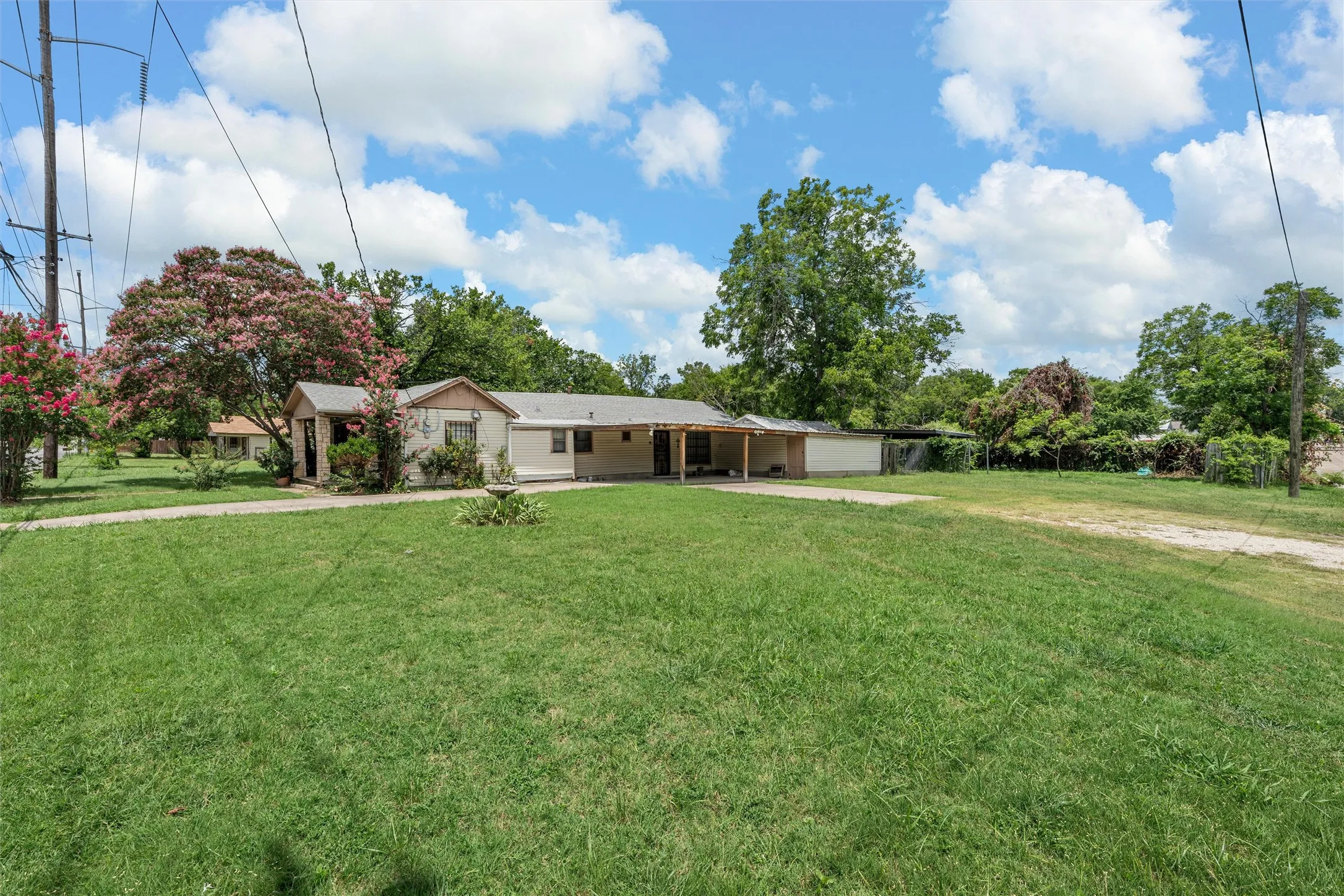 Single Family Residence For Sale in Mc Lennan County , 1320 S 26th Street, Waco, Texas 76706, 3 Bedroom, 2 Bathroom, Garage spaces, 1,532 Sqft, built in 1949, mls#21373781, Real Estate Agent in Waco, Homes For Sale in Mc Lennan county, Homes For Sale in Waco, Realtor in Waco Texas, Real Estate Brokerage Independent Realty Texas, Luminita Cordes Realtor