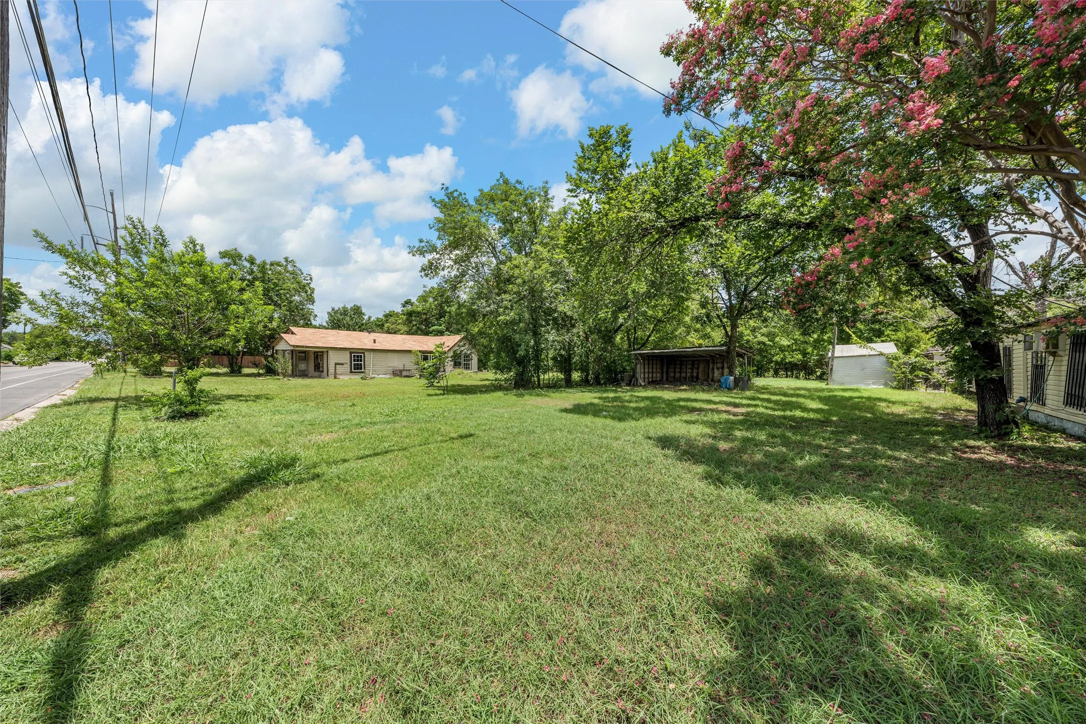 Single Family Residence For Sale in Mc Lennan County , 1320 S 26th Street, Waco, Texas 76706, 3 Bedroom, 2 Bathroom, Garage spaces, 1,532 Sqft, built in 1949, mls#21373781, Real Estate Agent in Waco, Homes For Sale in Mc Lennan county, Homes For Sale in Waco, Realtor in Waco Texas, Real Estate Brokerage Independent Realty Texas, Luminita Cordes Realtor