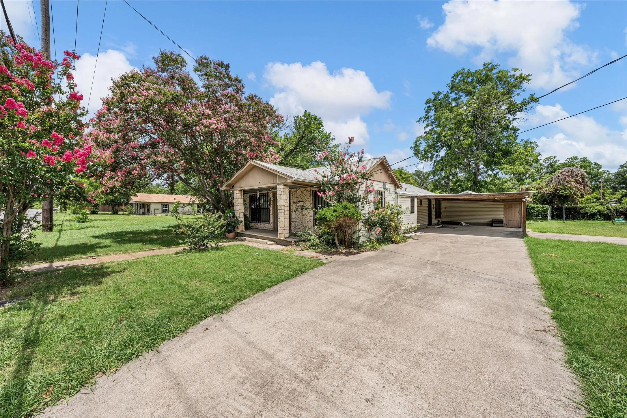 Single Family Residence For Sale in Mc Lennan County , 1320 S 26th Street, Waco, Texas 76706, 3 Bedroom, 2 Bathroom, Garage spaces, 1,532 Sqft, built in 1949, mls#21373781, Real Estate Agent in Waco, Homes For Sale in Mc Lennan county, Homes For Sale in Waco, Realtor in Waco Texas, Real Estate Brokerage Independent Realty Texas, Luminita Cordes Realtor