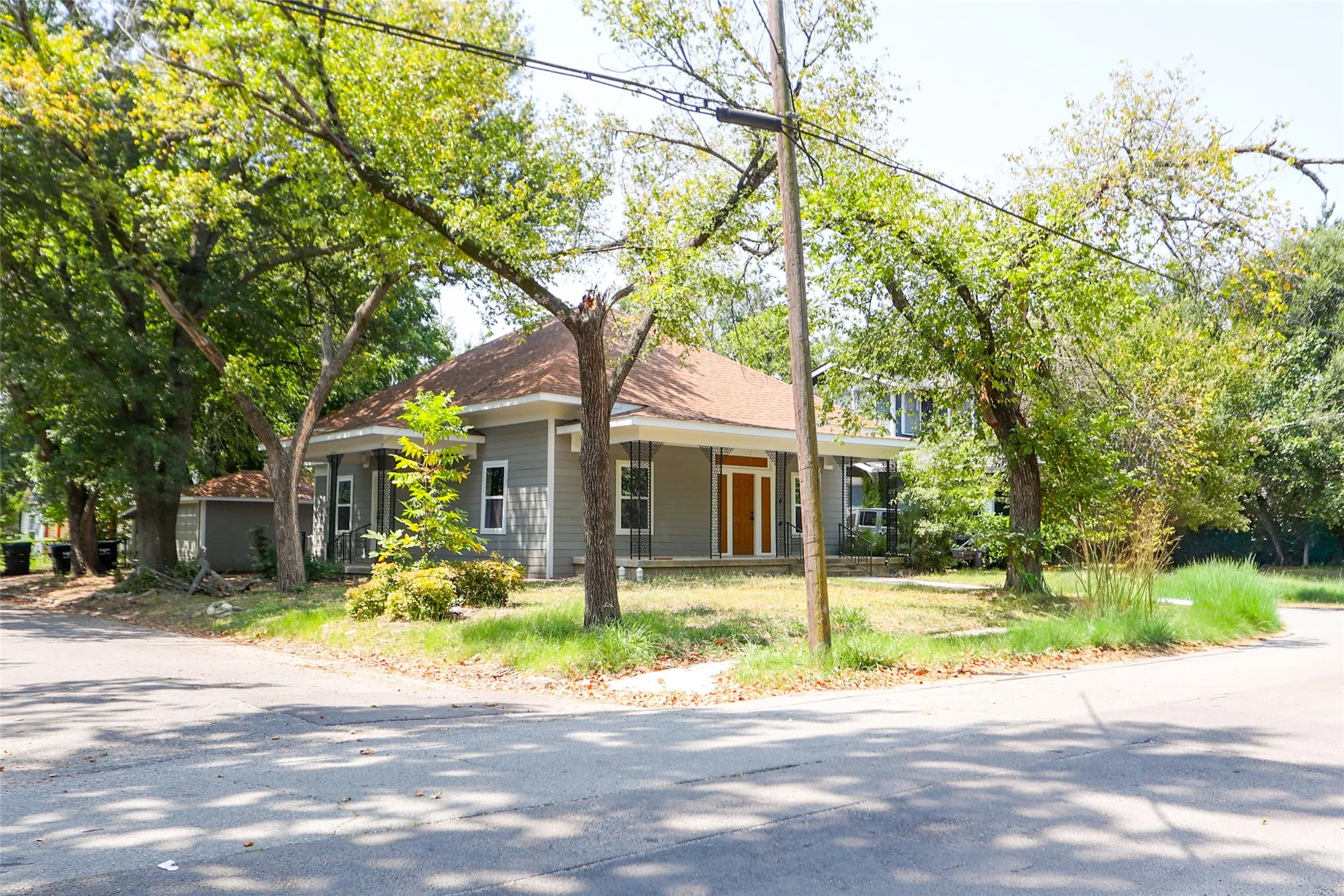 Single Family Residence For Rent in Hunt County , 2303 Walworth Street, Greenville, Texas 75401, 2 Bedroom, 2 Bathroom, 1 Garage spaces, 1,406 Sqft, built in 1913, mls#21374018, Real Estate Agent in Greenville, Homes For Rent in Hunt county, Homes For Rent in Greenville, Realtor in Greenville Texas, Real Estate Brokerage Independent Realty Texas, Luminita Cordes Realtor