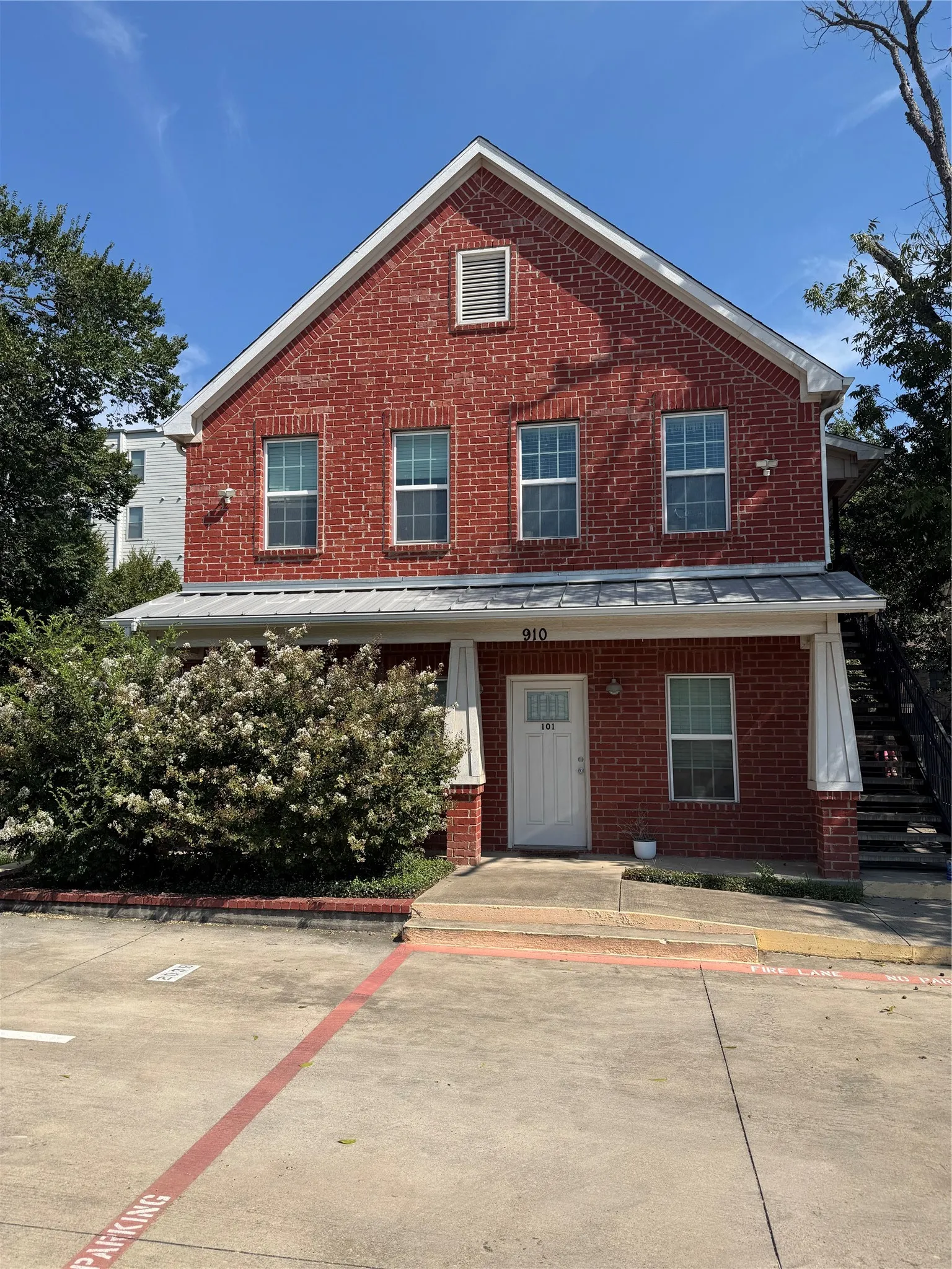 Apartment For Rent in Denton County , 910 Fannin 203, Denton, Texas 76201, 2 Bedroom, 2 Bathroom, Garage spaces, 925 Sqft, built in 2017, mls#21374040, Real Estate Agent in Denton, Homes For Rent in Denton county, Homes For Rent in Denton, Realtor in Denton Texas, Real Estate Brokerage Independent Realty Texas, Luminita Cordes Realtor