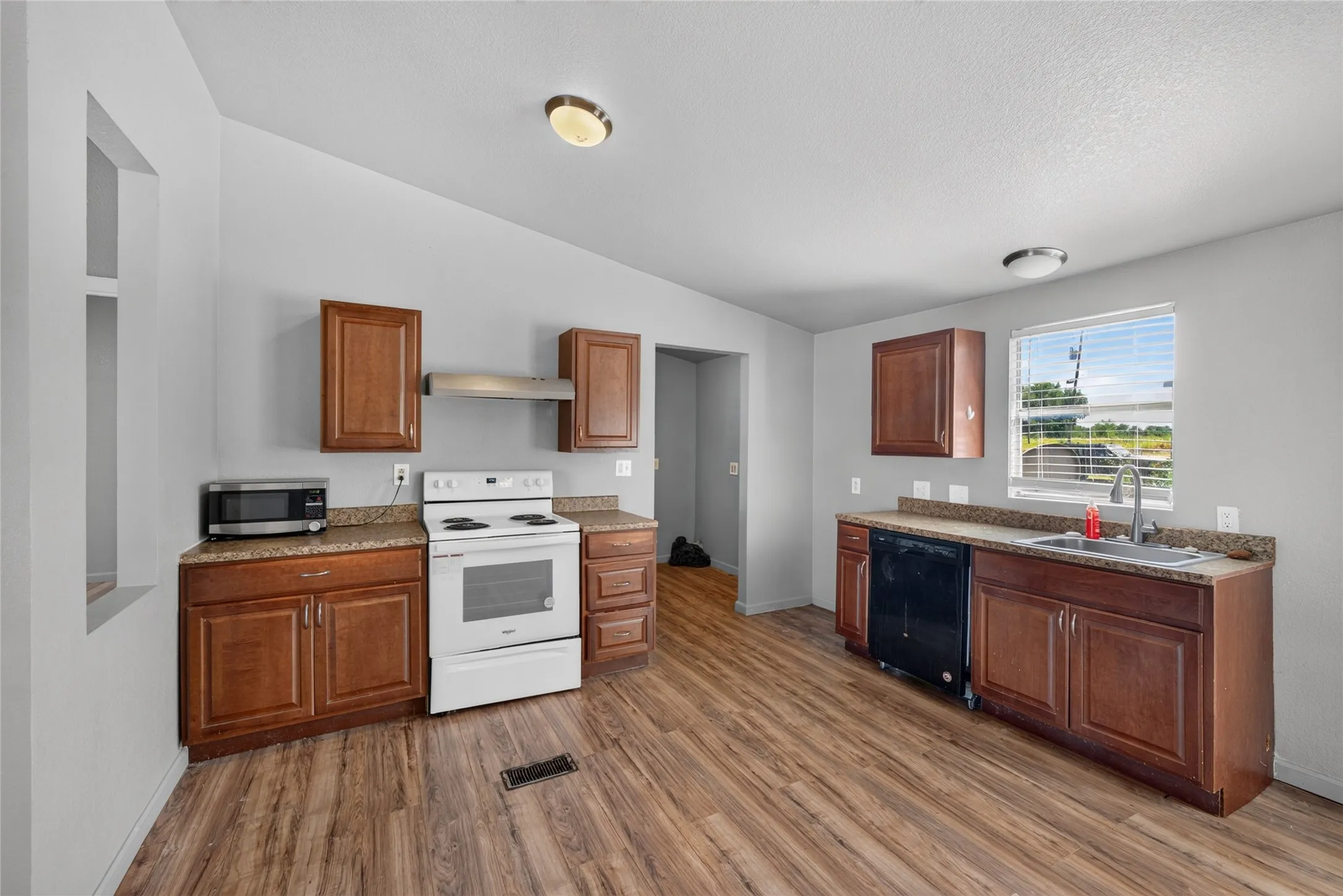 Mobile Home For Rent in Johnson County , 1341 Flying L Lane 16, Mansfield, Texas 76063, 3 Bedroom, 2 Bathroom, Garage spaces, 1,400 Sqft, built in 1982, mls#21373958, Real Estate Agent in Mansfield, Homes For Rent in Johnson county, Homes For Rent in Mansfield, Realtor in Mansfield Texas, Real Estate Brokerage Independent Realty Texas, Luminita Cordes Realtor