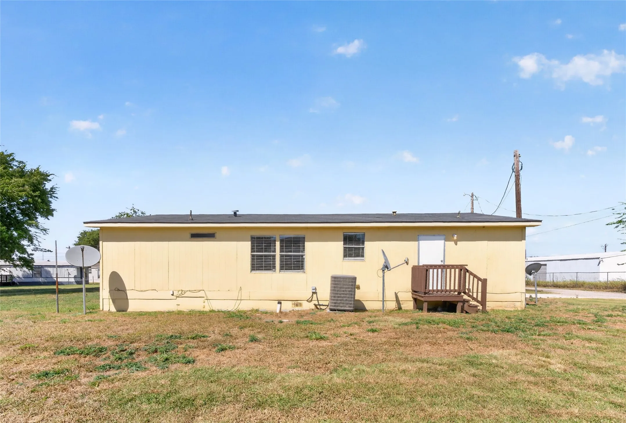 Mobile Home For Rent in Johnson County , 1341 Flying L Lane 16, Mansfield, Texas 76063, 3 Bedroom, 2 Bathroom, Garage spaces, 1,400 Sqft, built in 1982, mls#21373958, Real Estate Agent in Mansfield, Homes For Rent in Johnson county, Homes For Rent in Mansfield, Realtor in Mansfield Texas, Real Estate Brokerage Independent Realty Texas, Luminita Cordes Realtor