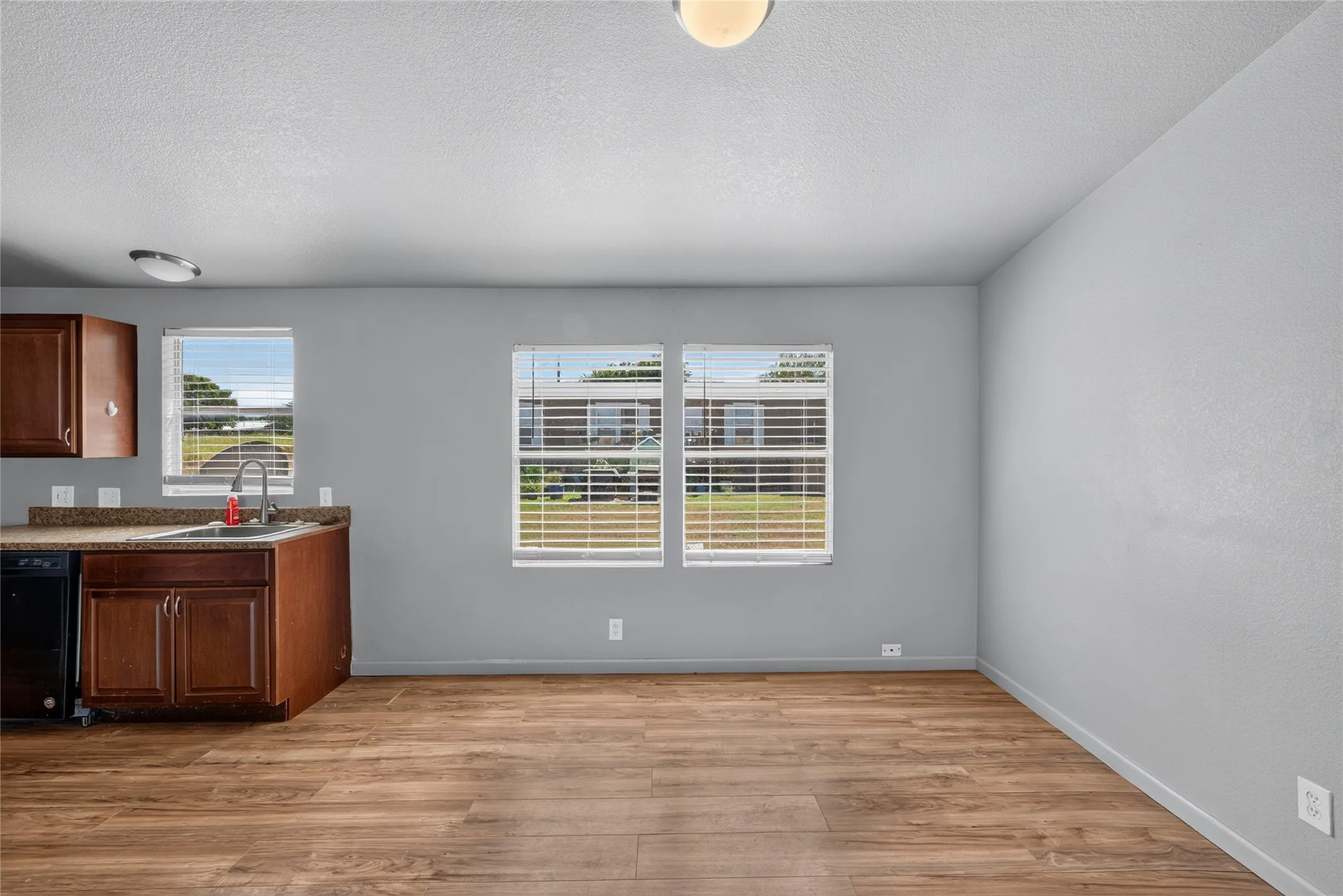 Mobile Home For Rent in Johnson County , 1341 Flying L Lane 16, Mansfield, Texas 76063, 3 Bedroom, 2 Bathroom, Garage spaces, 1,400 Sqft, built in 1982, mls#21373958, Real Estate Agent in Mansfield, Homes For Rent in Johnson county, Homes For Rent in Mansfield, Realtor in Mansfield Texas, Real Estate Brokerage Independent Realty Texas, Luminita Cordes Realtor