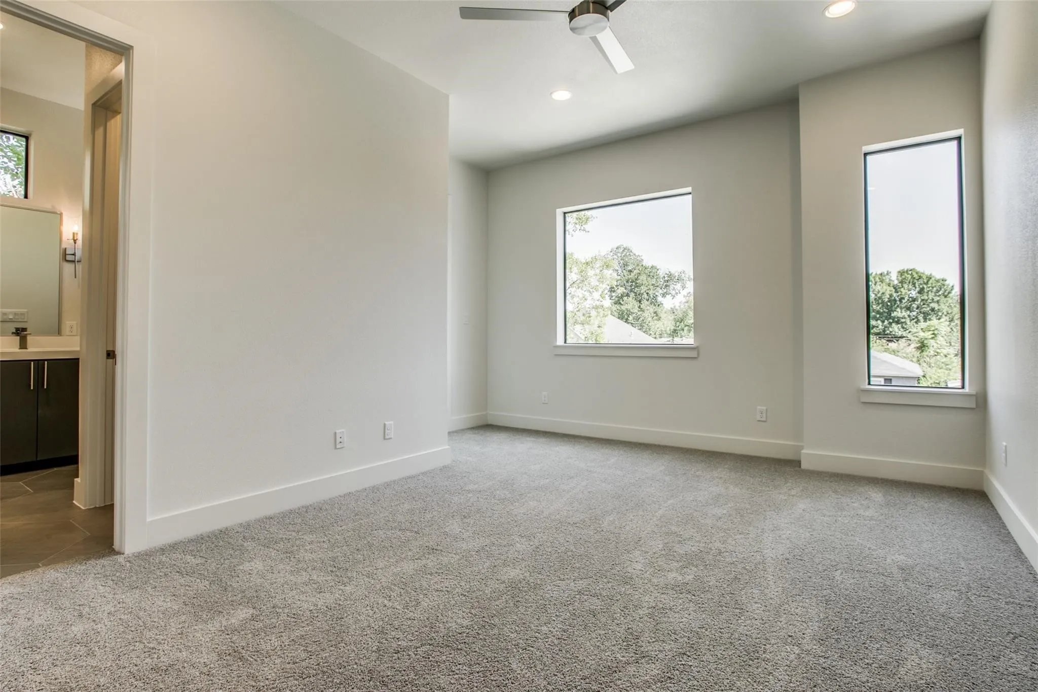 Front bedroom w ensuite and access to small balcony