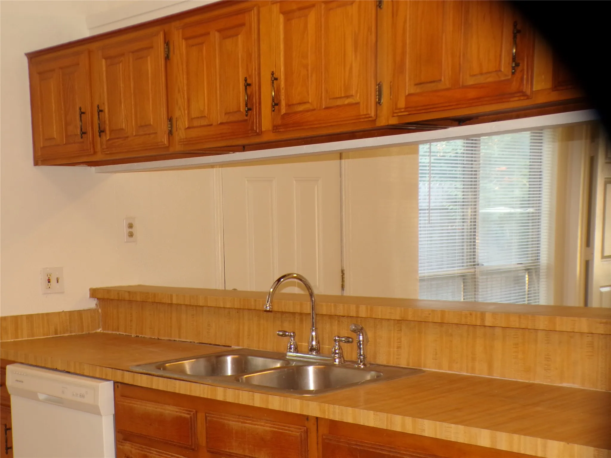 Duplex For Rent in Dallas County , 1464 Brook Meadow Circle, Lancaster, Texas 75134, 3 Bedroom, 2 Bathroom, Garage spaces, 1,140 Sqft, built in 1983, mls#21374050, Real Estate Agent in Lancaster, Homes For Rent in Dallas county, Homes For Rent in Lancaster, Realtor in Lancaster Texas, Real Estate Brokerage Independent Realty Texas, Luminita Cordes Realtor