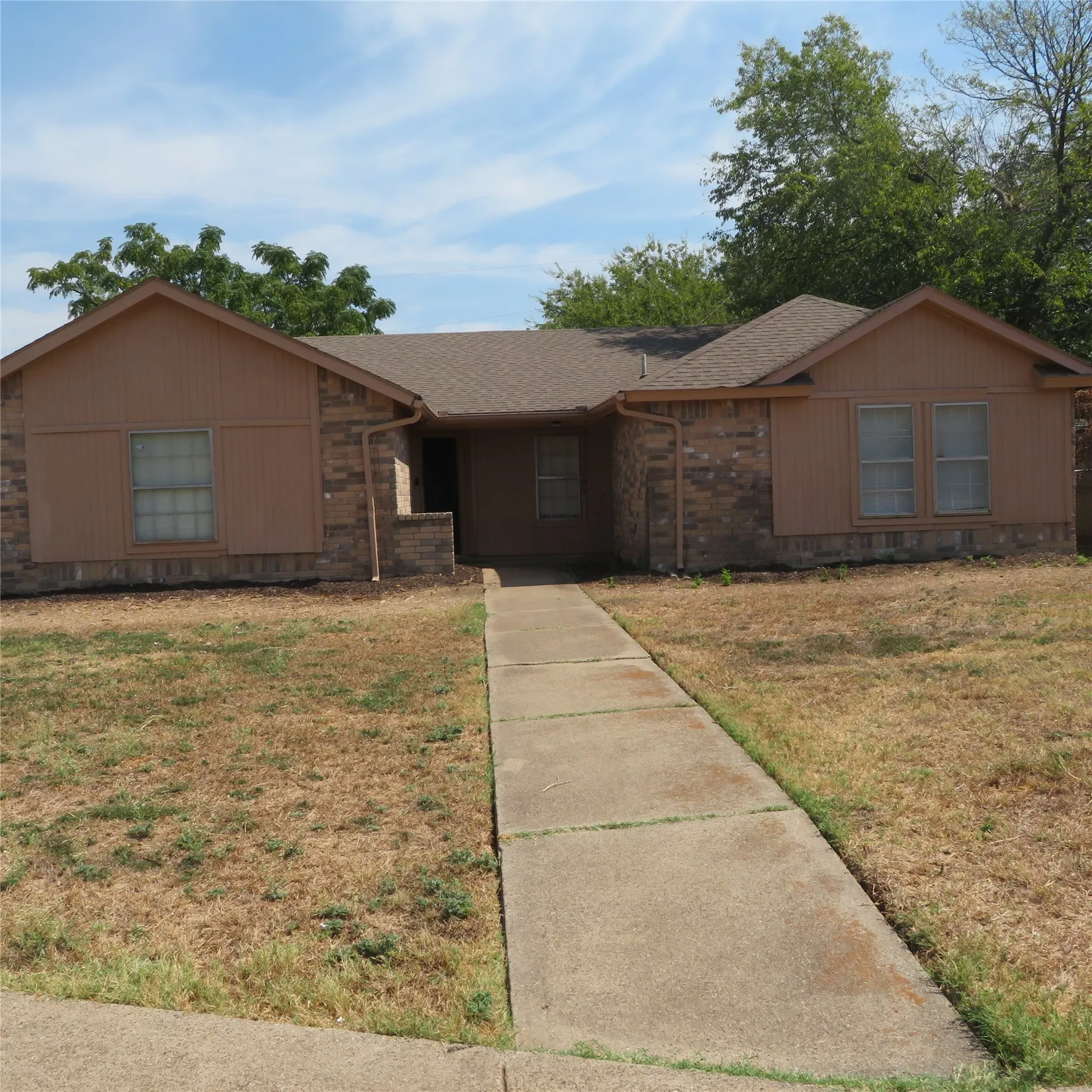 Duplex For Rent in Dallas County , 1464 Brook Meadow Circle, Lancaster, Texas 75134, 3 Bedroom, 2 Bathroom, Garage spaces, 1,140 Sqft, built in 1983, mls#21374050, Real Estate Agent in Lancaster, Homes For Rent in Dallas county, Homes For Rent in Lancaster, Realtor in Lancaster Texas, Real Estate Brokerage Independent Realty Texas, Luminita Cordes Realtor