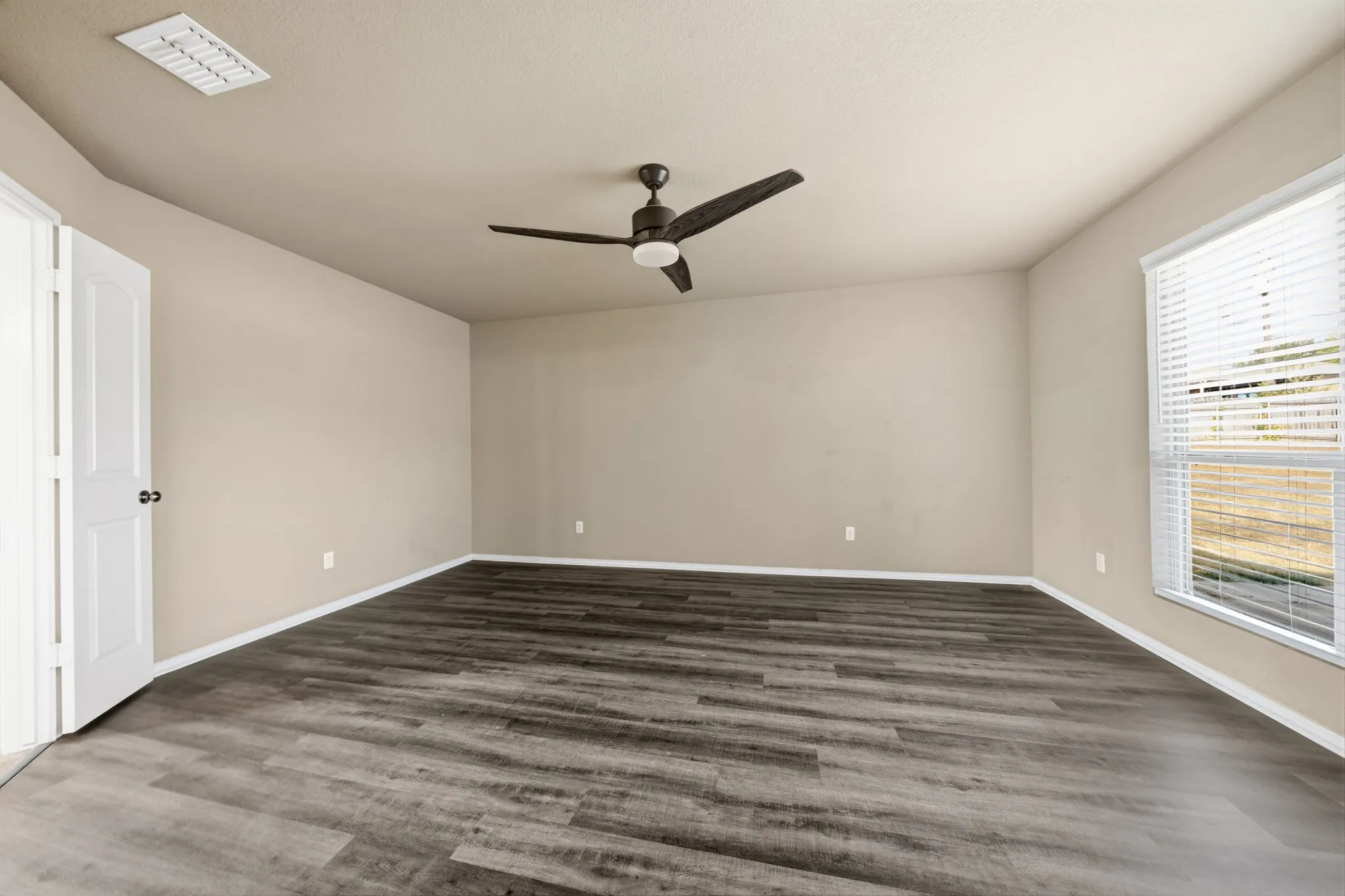 Single Family Residence For Sale in Mc Lennan County , 377 Milky Way Road, Bruceville Eddy, Texas 76630, 3 Bedroom, 2 Bathroom, 2 Garage spaces, 1,868 Sqft, built in 2015, mls#21369968, Real Estate Agent in Bruceville Eddy, Homes For Sale in Mc Lennan county, Homes For Sale in Bruceville Eddy, Realtor in Bruceville Eddy Texas, Real Estate Brokerage Independent Realty Texas, Luminita Cordes Realtor