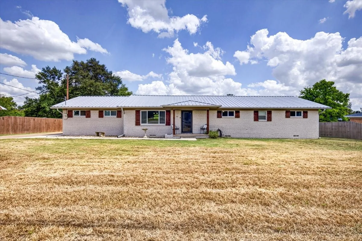 Single Family Residence For Sale in Henderson County , 621 FM 3441, Malakoff, Texas 75148, 4 Bedroom, 3 Bathroom, Garage spaces, 1,792 Sqft, built in 1963, mls#21374059, Real Estate Agent in Malakoff, Homes For Sale in Henderson county, Homes For Sale in Malakoff, Realtor in Malakoff Texas, Real Estate Brokerage Independent Realty Texas, Luminita Cordes Realtor