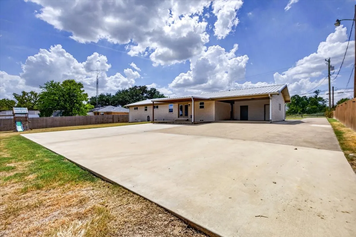 Single Family Residence For Sale in Henderson County , 621 FM 3441, Malakoff, Texas 75148, 4 Bedroom, 3 Bathroom, Garage spaces, 1,792 Sqft, built in 1963, mls#21374059, Real Estate Agent in Malakoff, Homes For Sale in Henderson county, Homes For Sale in Malakoff, Realtor in Malakoff Texas, Real Estate Brokerage Independent Realty Texas, Luminita Cordes Realtor