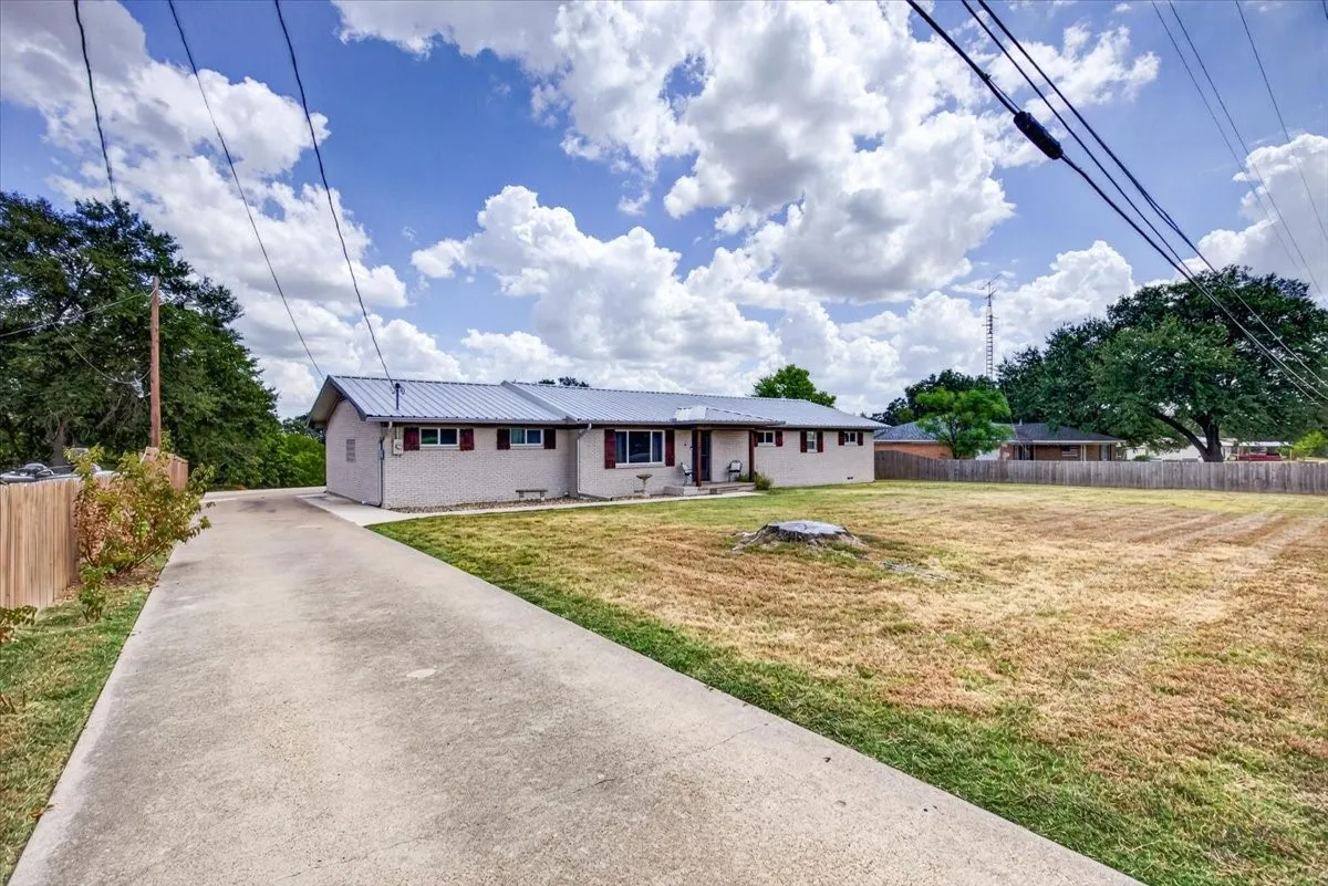Single Family Residence For Sale in Henderson County , 621 FM 3441, Malakoff, Texas 75148, 4 Bedroom, 3 Bathroom, Garage spaces, 1,792 Sqft, built in 1963, mls#21374059, Real Estate Agent in Malakoff, Homes For Sale in Henderson county, Homes For Sale in Malakoff, Realtor in Malakoff Texas, Real Estate Brokerage Independent Realty Texas, Luminita Cordes Realtor
