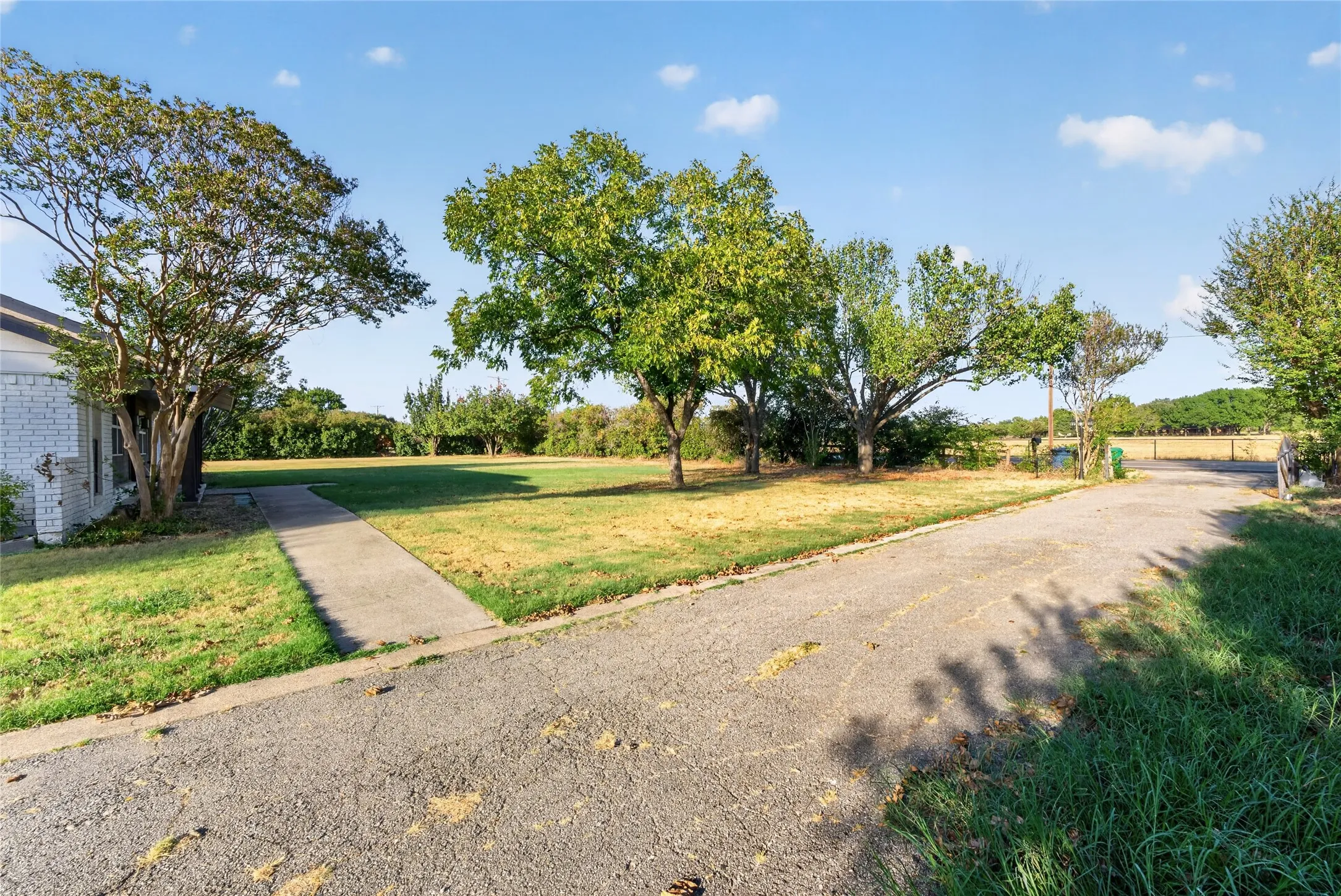 Single Family Residence For Rent in Collin County , 3903 Dublin Road, Parker, Texas 75002, 2 Bedroom, 2 Bathroom, 2 Garage spaces, 1,842 Sqft, built in 1976, mls#21374001, Real Estate Agent in Parker, Homes For Rent in Collin county, Homes For Rent in Parker, Realtor in Parker Texas, Real Estate Brokerage Independent Realty Texas, Luminita Cordes Realtor