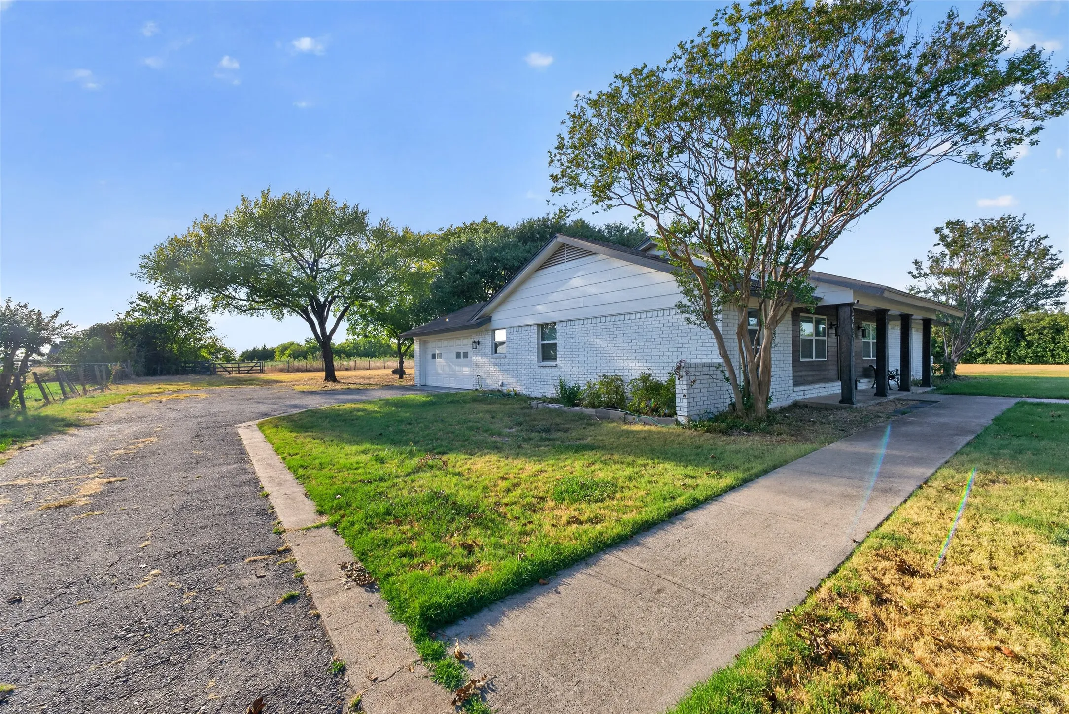 Single Family Residence For Rent in Collin County , 3903 Dublin Road, Parker, Texas 75002, 2 Bedroom, 2 Bathroom, 2 Garage spaces, 1,842 Sqft, built in 1976, mls#21374001, Real Estate Agent in Parker, Homes For Rent in Collin county, Homes For Rent in Parker, Realtor in Parker Texas, Real Estate Brokerage Independent Realty Texas, Luminita Cordes Realtor