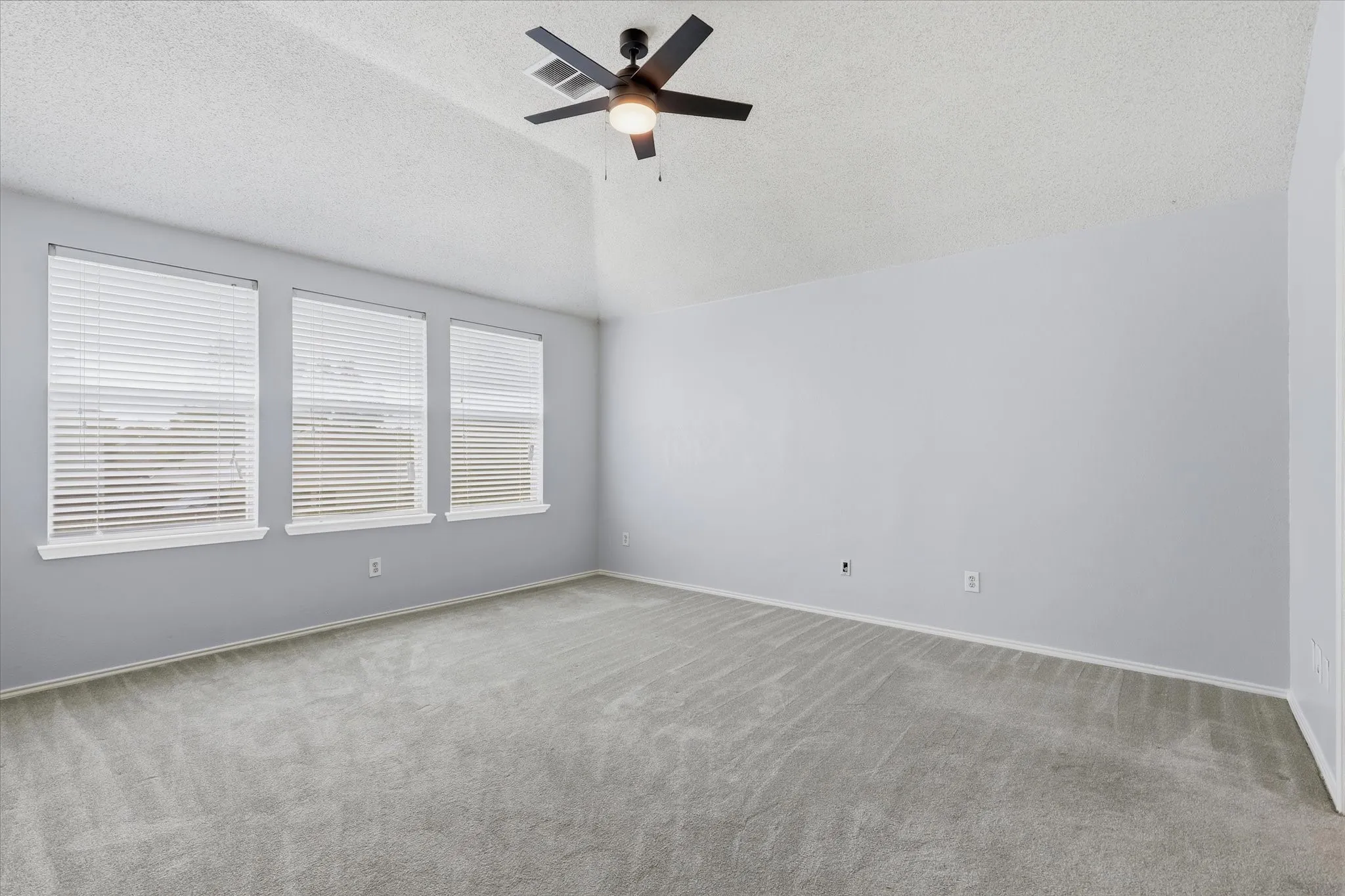 Single Family Residence For Sale in Kaufman County , 527 Tumbleweed Drive, Forney, Texas 75126, 4 Bedroom, 3 Bathroom, 2 Garage spaces, 2,102 Sqft, built in 2002, mls#21374068, Real Estate Agent in Forney, Homes For Sale in Kaufman county, Homes For Sale in Forney, Realtor in Forney Texas, Real Estate Brokerage Independent Realty Texas, Luminita Cordes Realtor