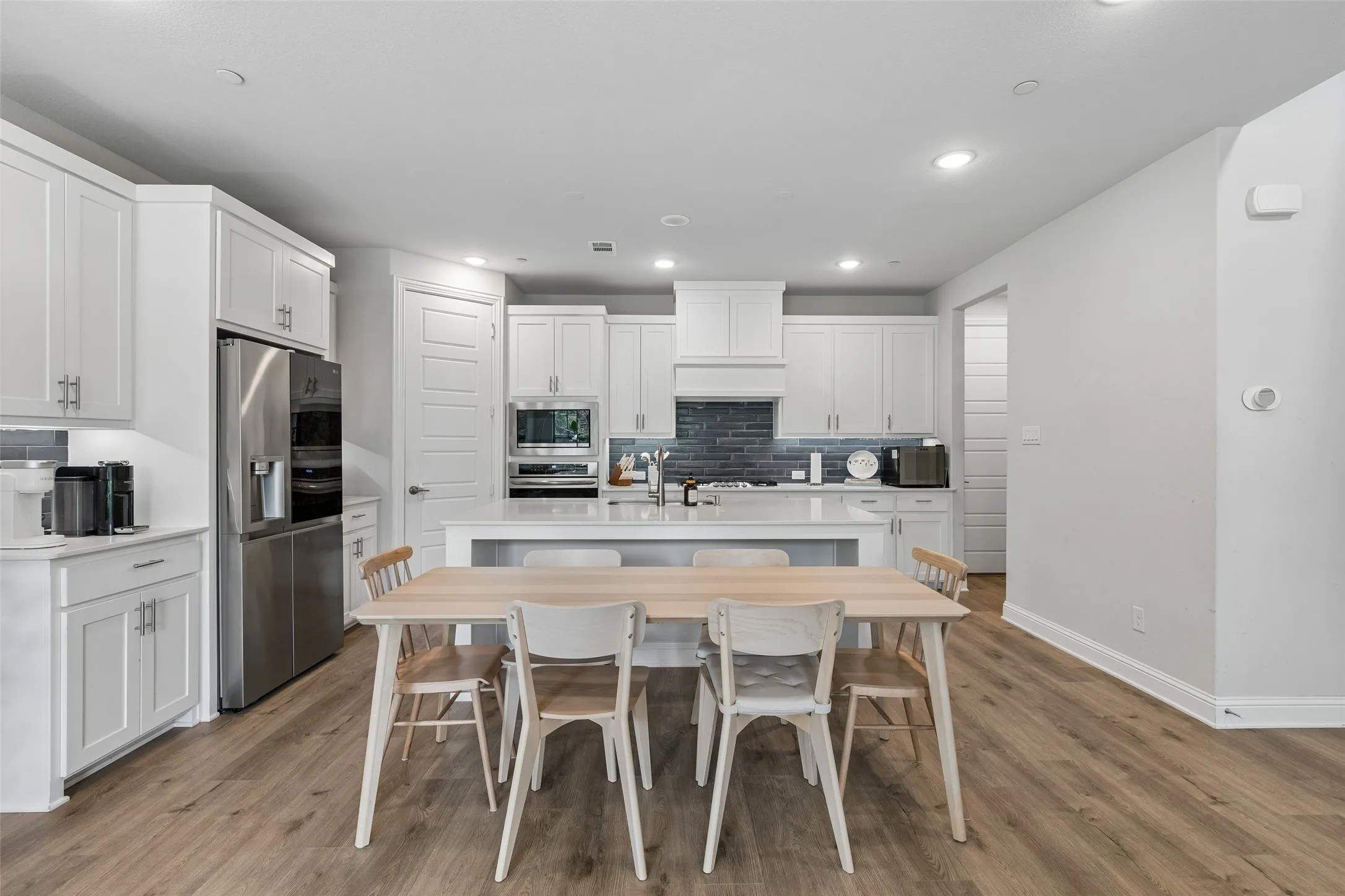Integrated dining and breakfast bar at the oversized kitchen island