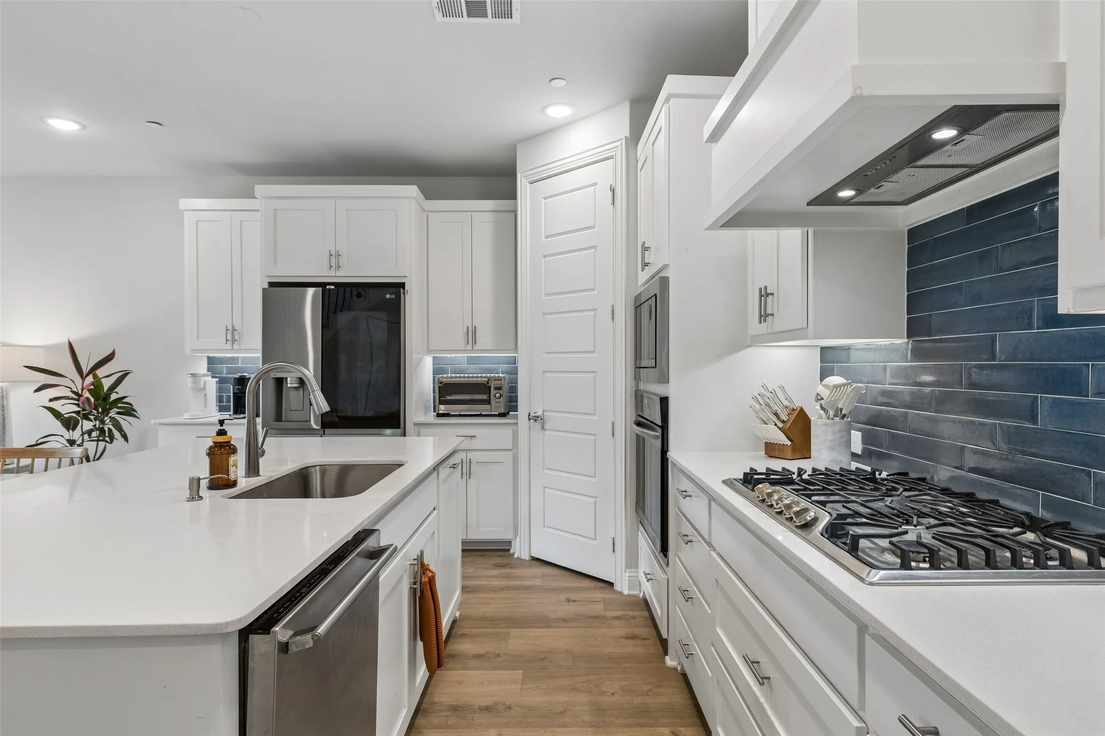 Quartz counters, 36" 5-burner gas cooktop with stunning vent hood