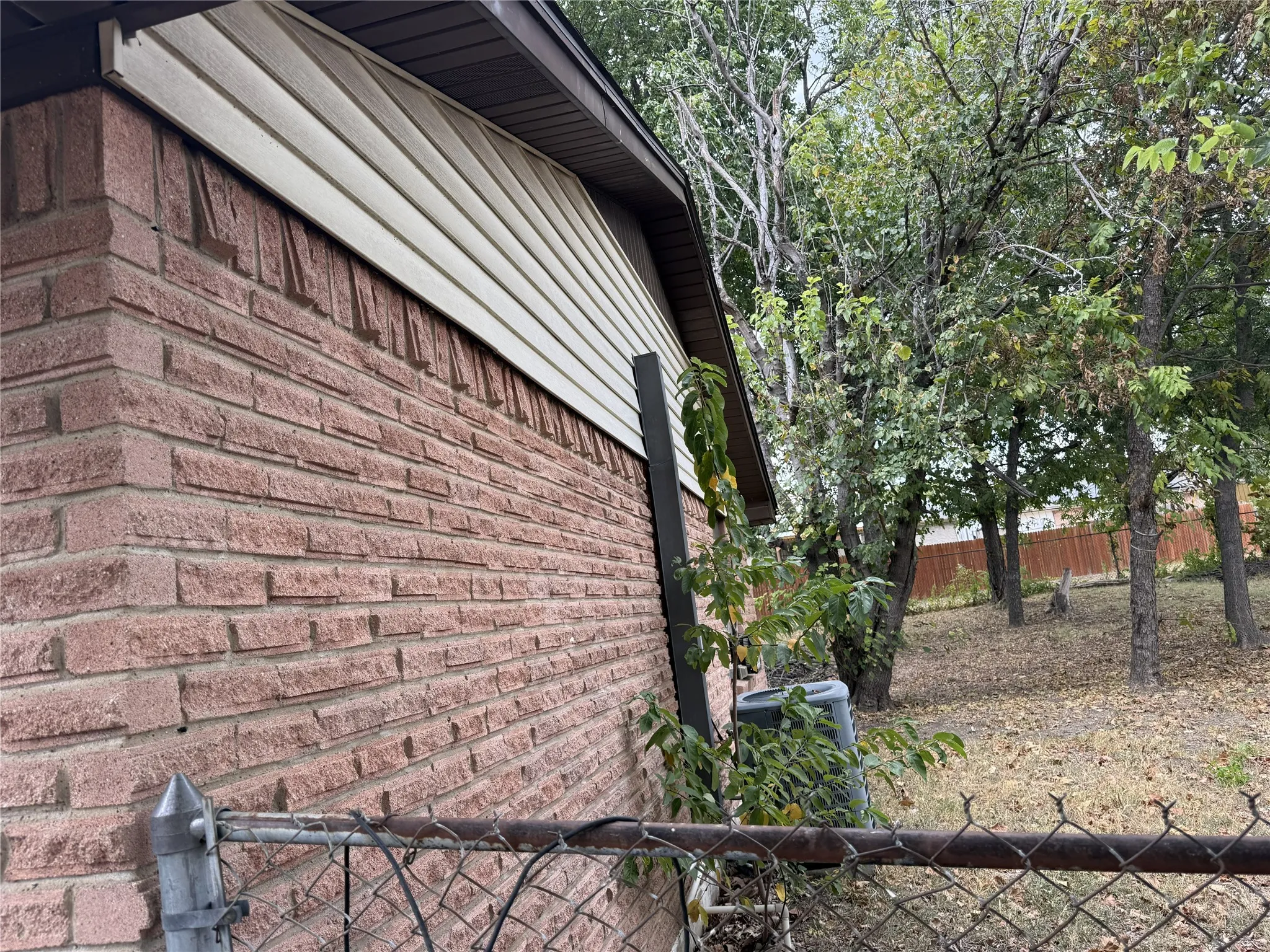 Single Family Residence For Sale in Dallas County , 6526 Tioga Place, Dallas, Texas 75241, 3 Bedroom, 2 Bathroom, Garage spaces, 936 Sqft, built in 1970, mls#21373637, Real Estate Agent in Dallas, Homes For Sale in Dallas county, Homes For Sale in Dallas, Realtor in Dallas Texas, Real Estate Brokerage Independent Realty Texas, Luminita Cordes Realtor