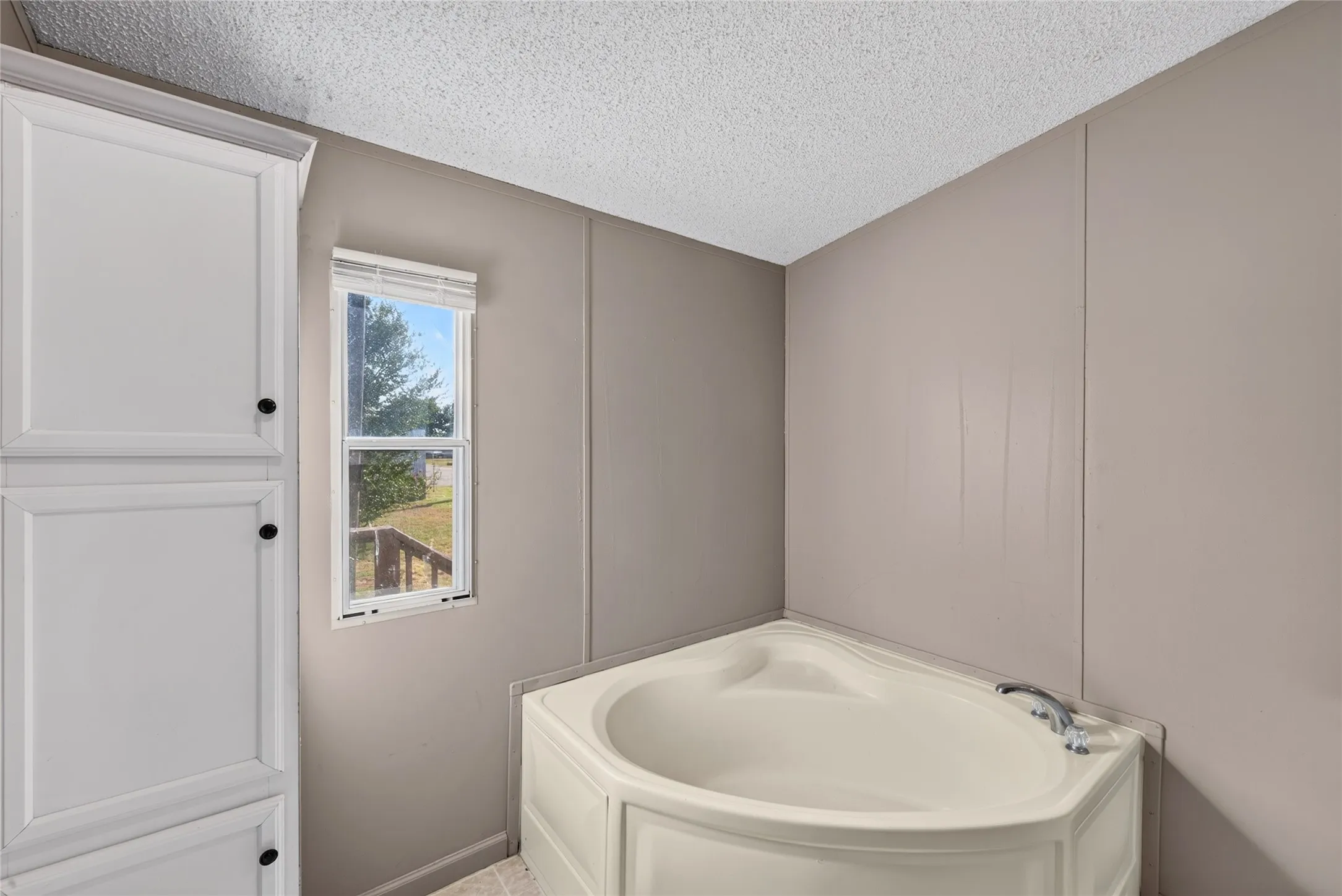 Mobile Home For Rent in Johnson County , 1341 Flying L Lane 11, Mansfield, Texas 76063, 3 Bedroom, 2 Bathroom, Garage spaces, 1,484 Sqft, built in 2004, mls#21373932, Real Estate Agent in Mansfield, Homes For Rent in Johnson county, Homes For Rent in Mansfield, Realtor in Mansfield Texas, Real Estate Brokerage Independent Realty Texas, Luminita Cordes Realtor