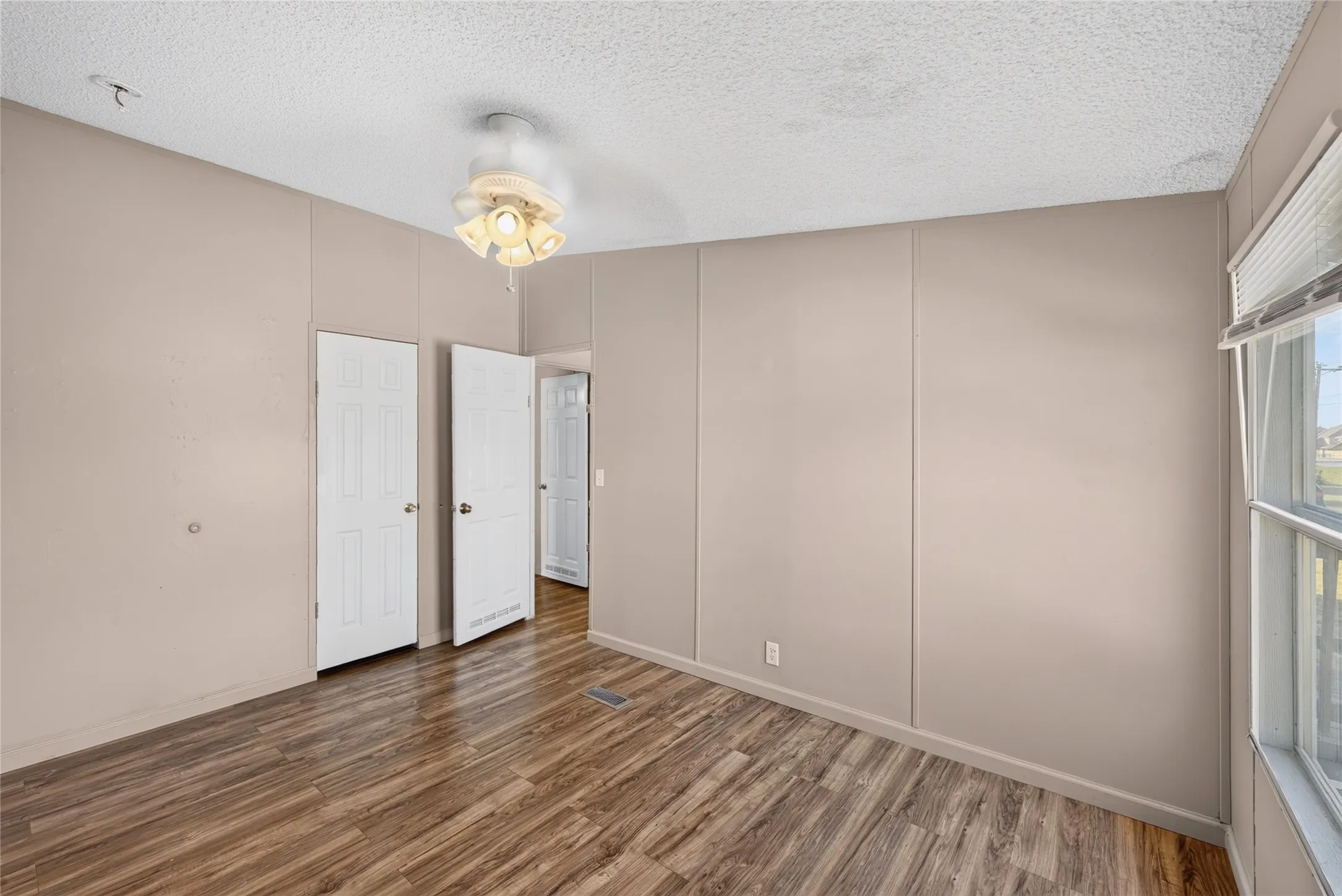 Mobile Home For Rent in Johnson County , 1341 Flying L Lane 11, Mansfield, Texas 76063, 3 Bedroom, 2 Bathroom, Garage spaces, 1,484 Sqft, built in 2004, mls#21373932, Real Estate Agent in Mansfield, Homes For Rent in Johnson county, Homes For Rent in Mansfield, Realtor in Mansfield Texas, Real Estate Brokerage Independent Realty Texas, Luminita Cordes Realtor