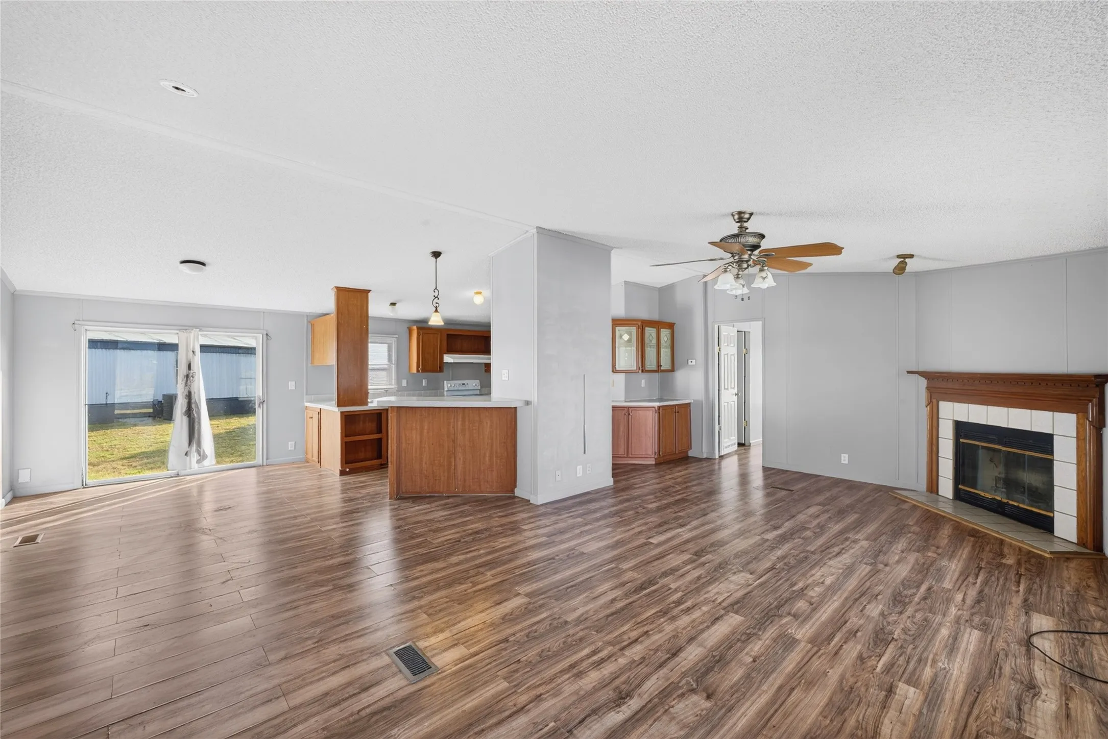 Mobile Home For Rent in Johnson County , 1341 Flying L Lane 11, Mansfield, Texas 76063, 3 Bedroom, 2 Bathroom, Garage spaces, 1,484 Sqft, built in 2004, mls#21373932, Real Estate Agent in Mansfield, Homes For Rent in Johnson county, Homes For Rent in Mansfield, Realtor in Mansfield Texas, Real Estate Brokerage Independent Realty Texas, Luminita Cordes Realtor