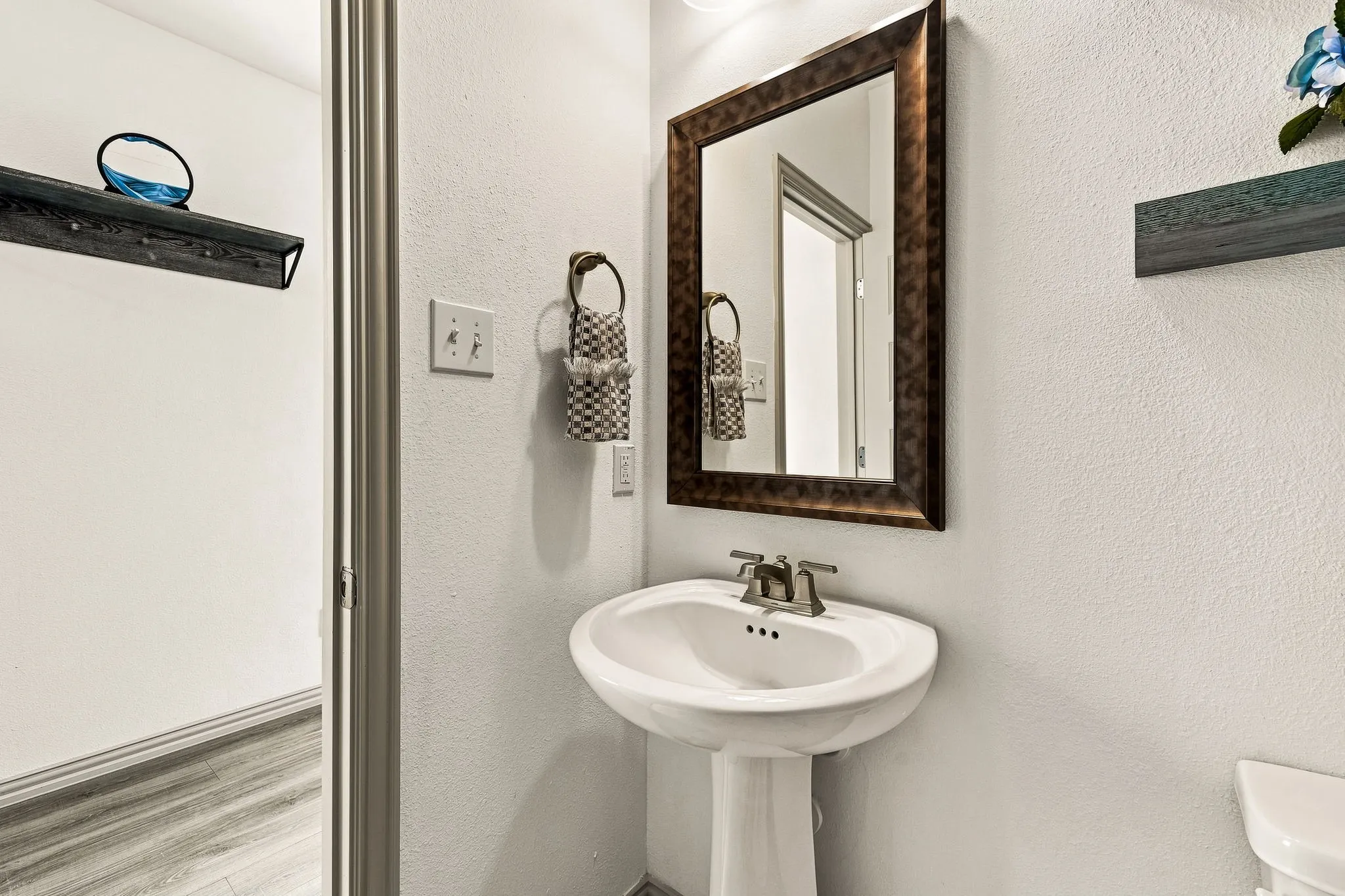 Townhouse For Sale in Denton County , 1126 Bowie Drive, Lewisville, Texas 75077, 3 Bedroom, 3 Bathroom, 2 Garage spaces, 1,770 Sqft, built in 2022, mls#21370013, Real Estate Agent in Lewisville, Homes For Sale in Denton county, Homes For Sale in Lewisville, Realtor in Lewisville Texas, Real Estate Brokerage Independent Realty Texas, Luminita Cordes Realtor