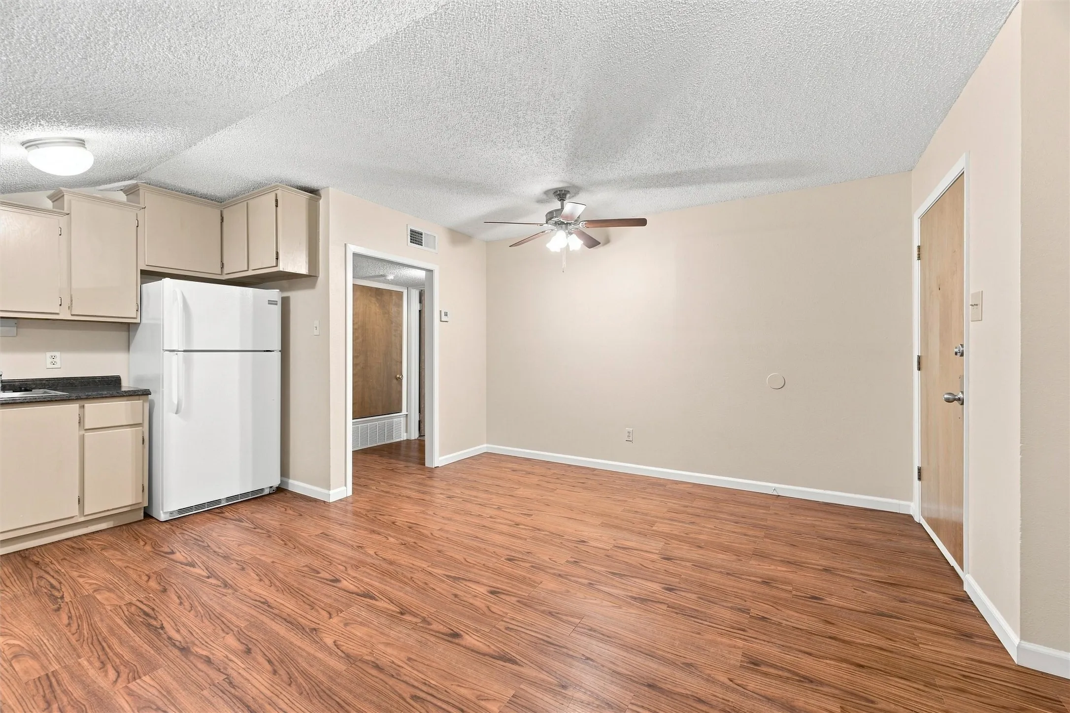 Apartment For Rent in Ellis County , 410 W Franklin Street 10, Waxahachie, Texas 75165, 1 Bedroom, 1 Bathroom, Garage spaces, 5,582 Sqft, built in 1980, mls#21366164, Real Estate Agent in Waxahachie, Homes For Rent in Ellis county, Homes For Rent in Waxahachie, Realtor in Waxahachie Texas, Real Estate Brokerage Independent Realty Texas, Luminita Cordes Realtor