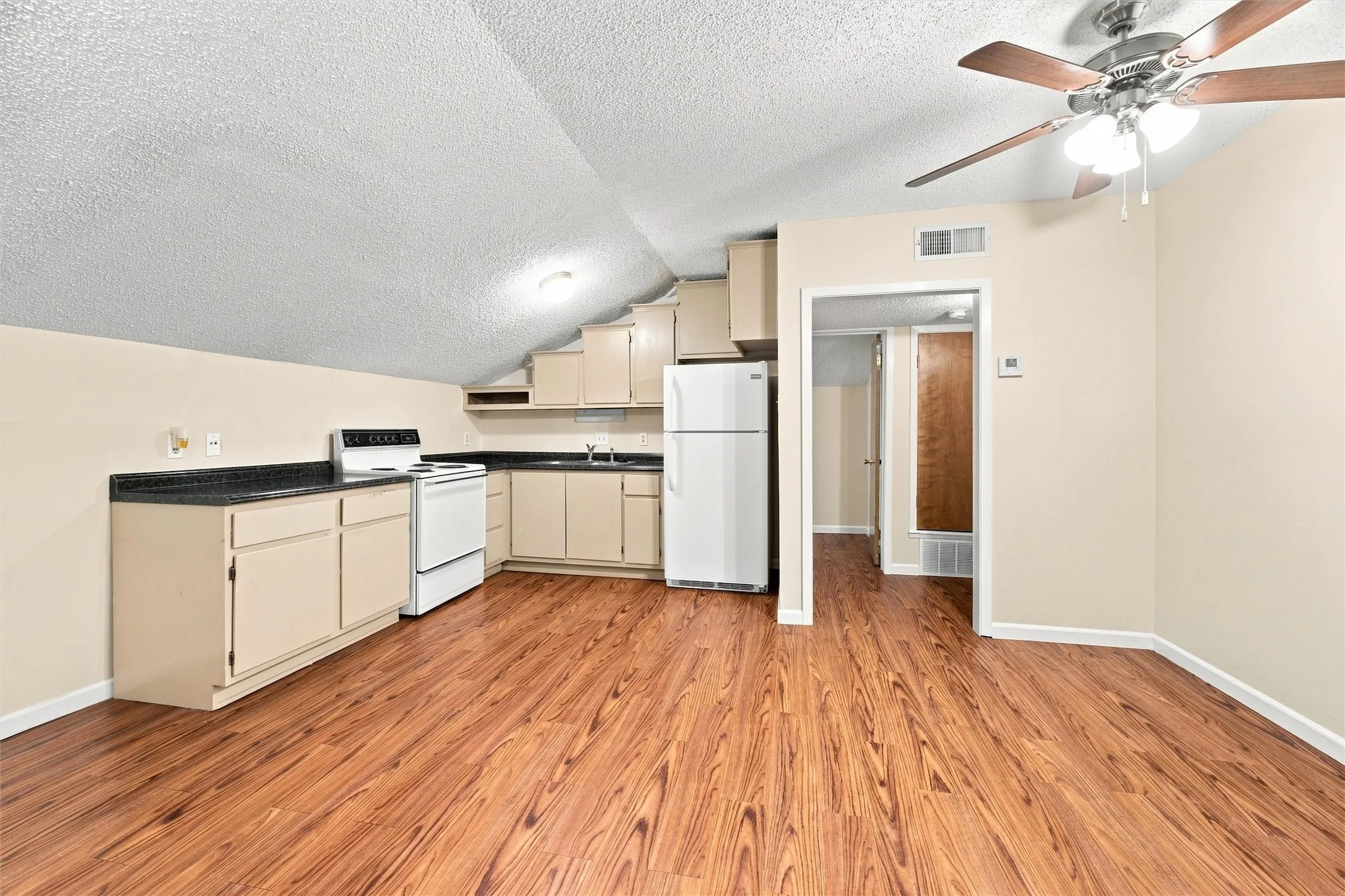 Apartment For Rent in Ellis County , 410 W Franklin Street 10, Waxahachie, Texas 75165, 1 Bedroom, 1 Bathroom, Garage spaces, 5,582 Sqft, built in 1980, mls#21366164, Real Estate Agent in Waxahachie, Homes For Rent in Ellis county, Homes For Rent in Waxahachie, Realtor in Waxahachie Texas, Real Estate Brokerage Independent Realty Texas, Luminita Cordes Realtor
