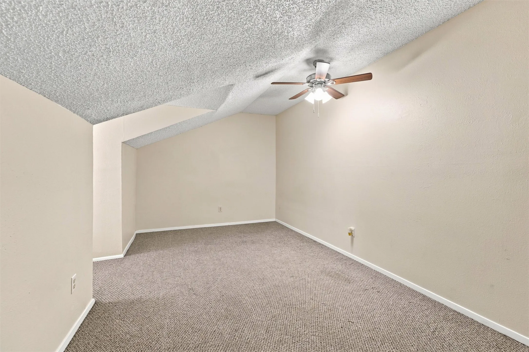Apartment For Rent in Ellis County , 410 W Franklin Street 10, Waxahachie, Texas 75165, 1 Bedroom, 1 Bathroom, Garage spaces, 5,582 Sqft, built in 1980, mls#21366164, Real Estate Agent in Waxahachie, Homes For Rent in Ellis county, Homes For Rent in Waxahachie, Realtor in Waxahachie Texas, Real Estate Brokerage Independent Realty Texas, Luminita Cordes Realtor