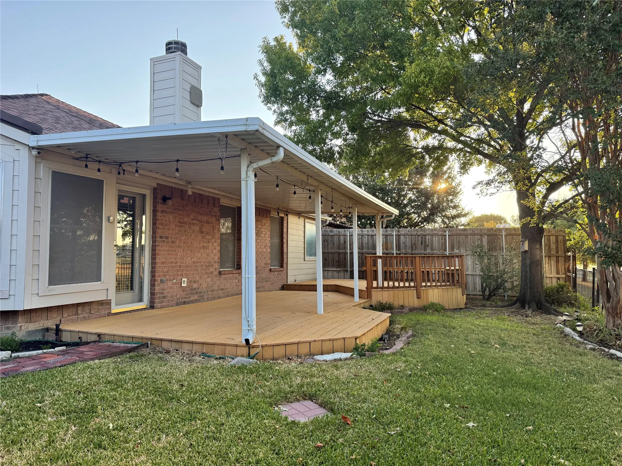 Single Family Residence For Rent in Tarrant County , 5016 San Jacinto Drive, Haltom City, Texas 76137, 3 Bedroom, 2 Bathroom, 2 Garage spaces, 1,829 Sqft, built in 2000, mls#21374102, Real Estate Agent in Haltom City, Homes For Rent in Tarrant county, Homes For Rent in Haltom City, Realtor in Haltom City Texas, Real Estate Brokerage Independent Realty Texas, Luminita Cordes Realtor