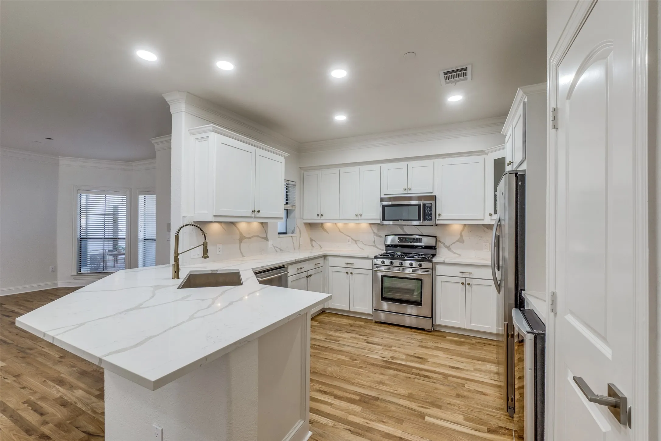 Condominium For Rent in Dallas County , 4210 Prescott C, Dallas, Texas 75219, 3 Bedroom, 3 Bathroom, 2 Garage spaces, 2,000 Sqft, built in 2006, mls#21373653, Real Estate Agent in Dallas, Homes For Rent in Dallas county, Homes For Rent in Dallas, Realtor in Dallas Texas, Real Estate Brokerage Independent Realty Texas, Luminita Cordes Realtor