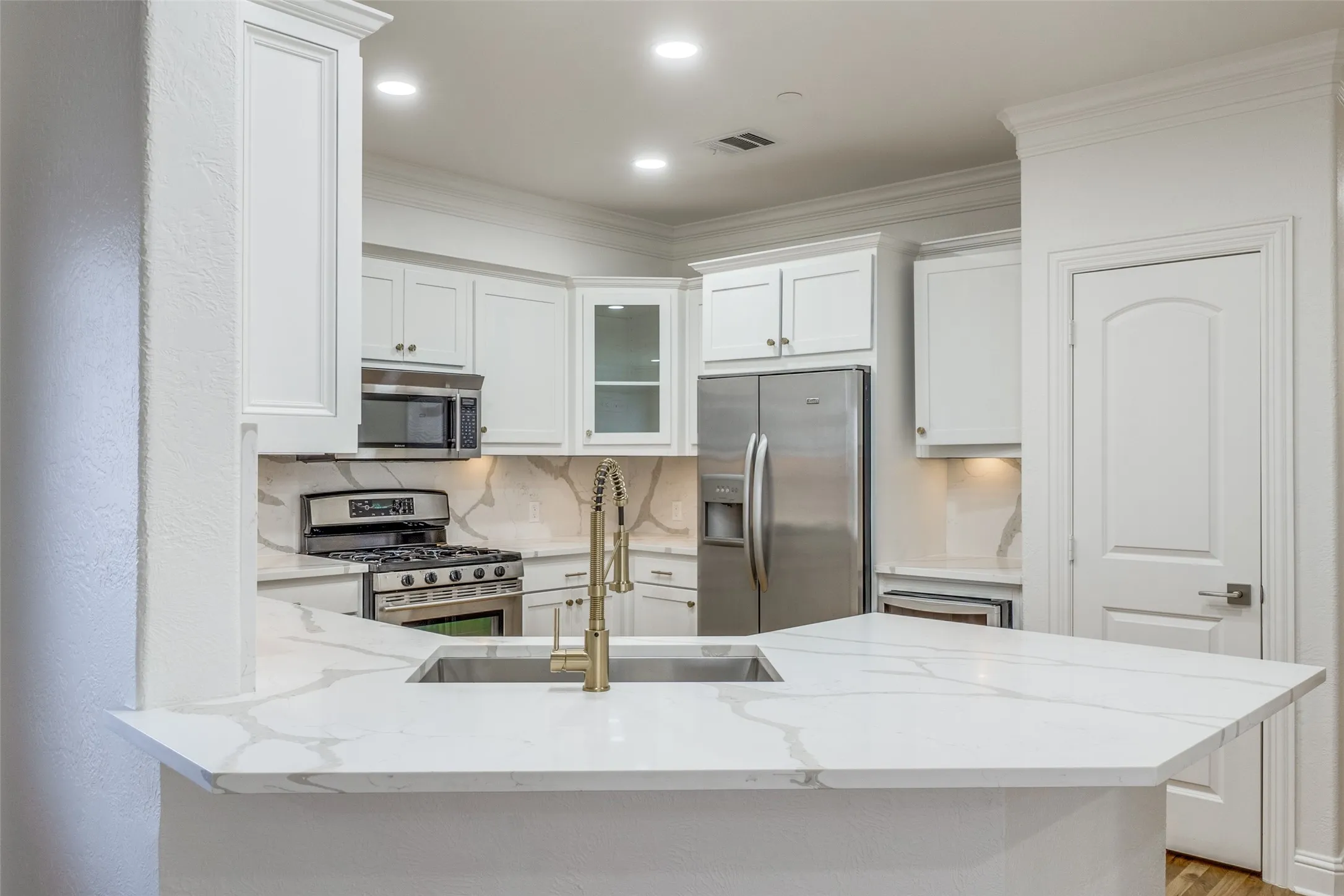 Condominium For Rent in Dallas County , 4210 Prescott C, Dallas, Texas 75219, 3 Bedroom, 3 Bathroom, 2 Garage spaces, 2,000 Sqft, built in 2006, mls#21373653, Real Estate Agent in Dallas, Homes For Rent in Dallas county, Homes For Rent in Dallas, Realtor in Dallas Texas, Real Estate Brokerage Independent Realty Texas, Luminita Cordes Realtor