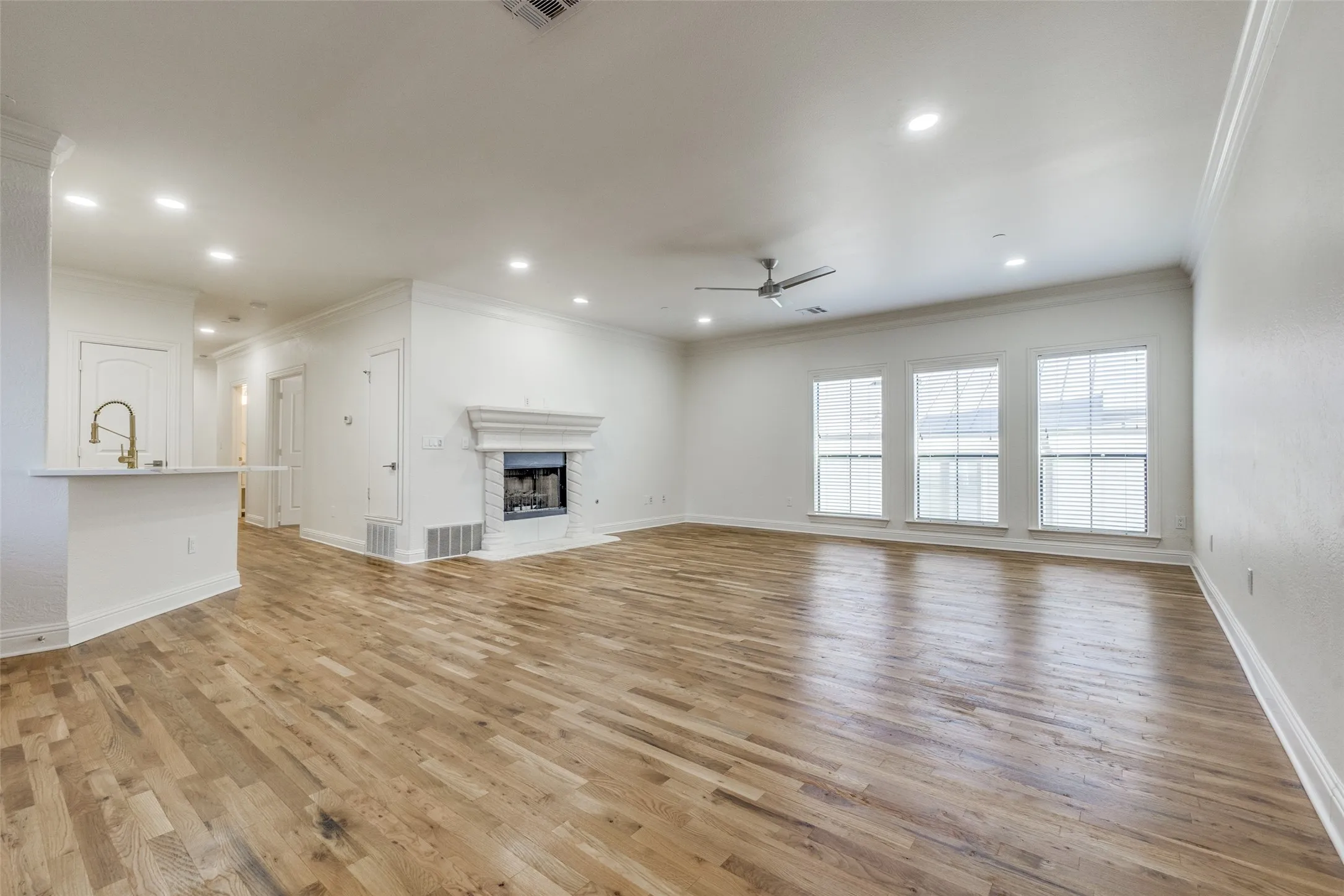 Condominium For Rent in Dallas County , 4210 Prescott C, Dallas, Texas 75219, 3 Bedroom, 3 Bathroom, 2 Garage spaces, 2,000 Sqft, built in 2006, mls#21373653, Real Estate Agent in Dallas, Homes For Rent in Dallas county, Homes For Rent in Dallas, Realtor in Dallas Texas, Real Estate Brokerage Independent Realty Texas, Luminita Cordes Realtor