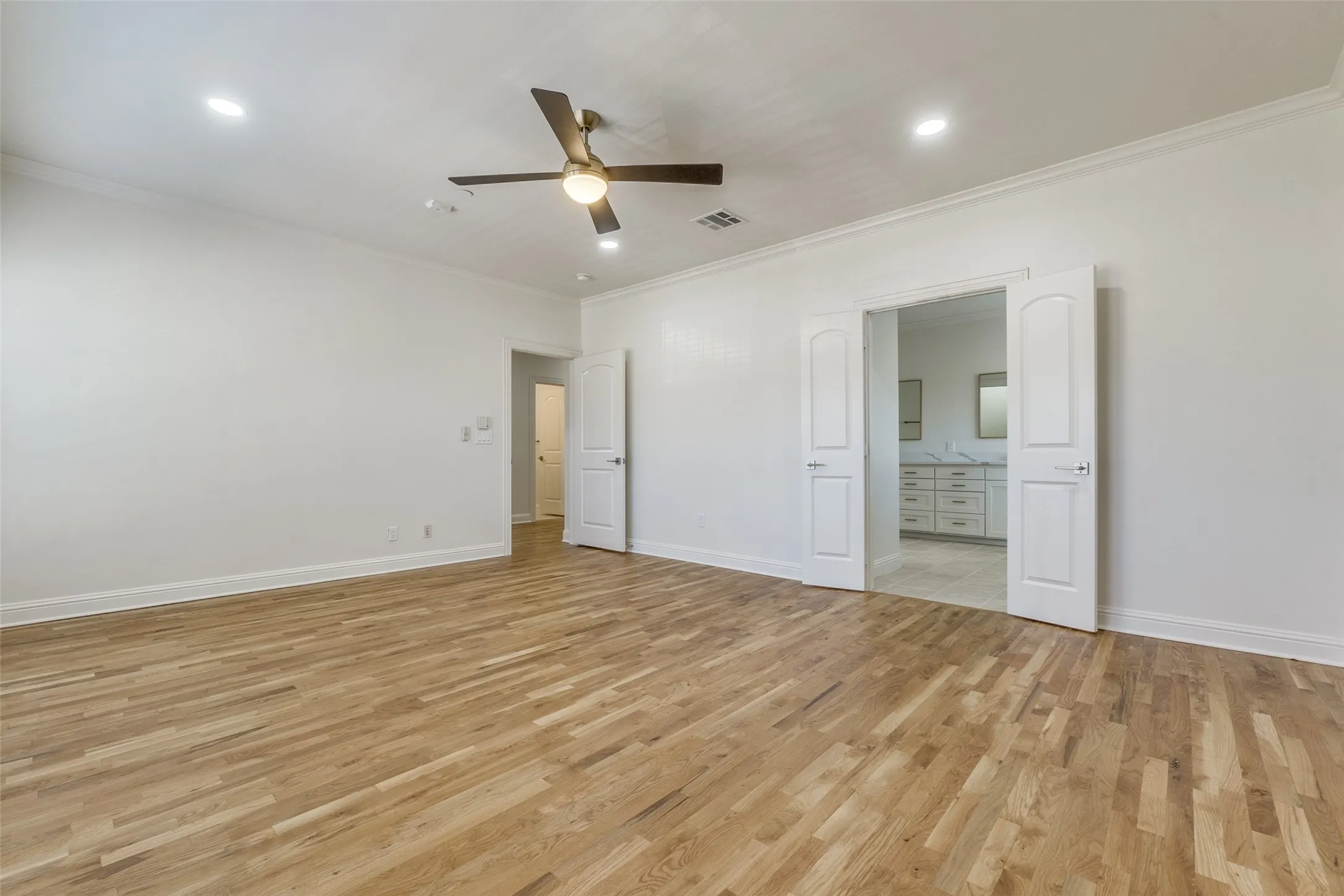 Condominium For Rent in Dallas County , 4210 Prescott C, Dallas, Texas 75219, 3 Bedroom, 3 Bathroom, 2 Garage spaces, 2,000 Sqft, built in 2006, mls#21373653, Real Estate Agent in Dallas, Homes For Rent in Dallas county, Homes For Rent in Dallas, Realtor in Dallas Texas, Real Estate Brokerage Independent Realty Texas, Luminita Cordes Realtor