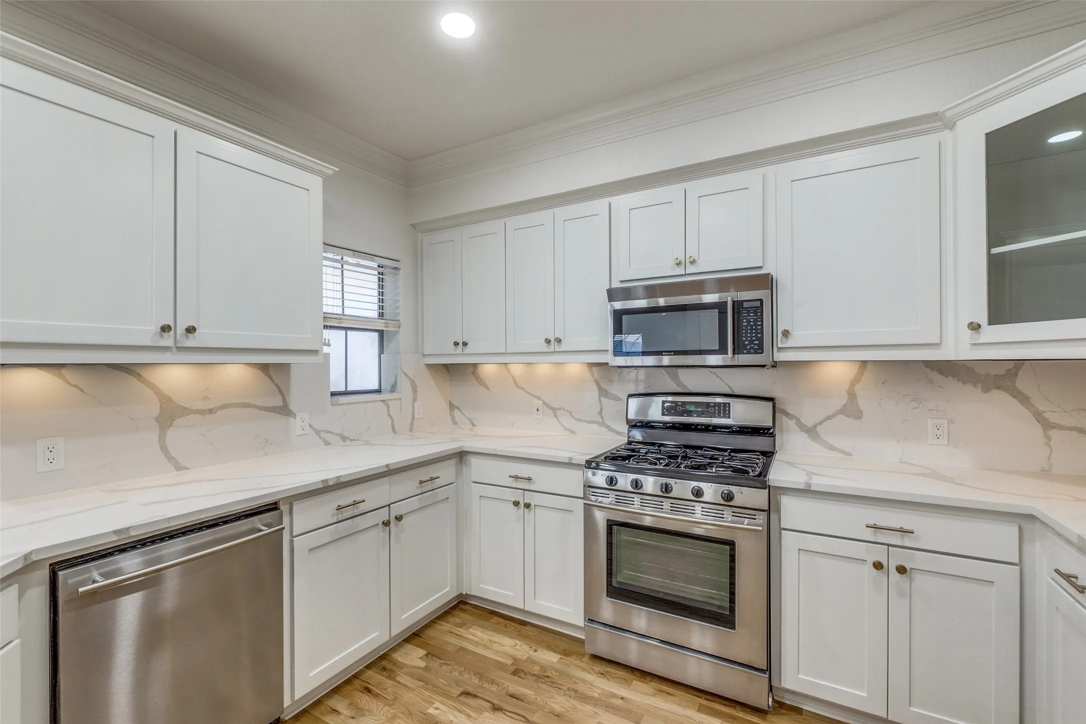 Condominium For Rent in Dallas County , 4210 Prescott C, Dallas, Texas 75219, 3 Bedroom, 3 Bathroom, 2 Garage spaces, 2,000 Sqft, built in 2006, mls#21373653, Real Estate Agent in Dallas, Homes For Rent in Dallas county, Homes For Rent in Dallas, Realtor in Dallas Texas, Real Estate Brokerage Independent Realty Texas, Luminita Cordes Realtor