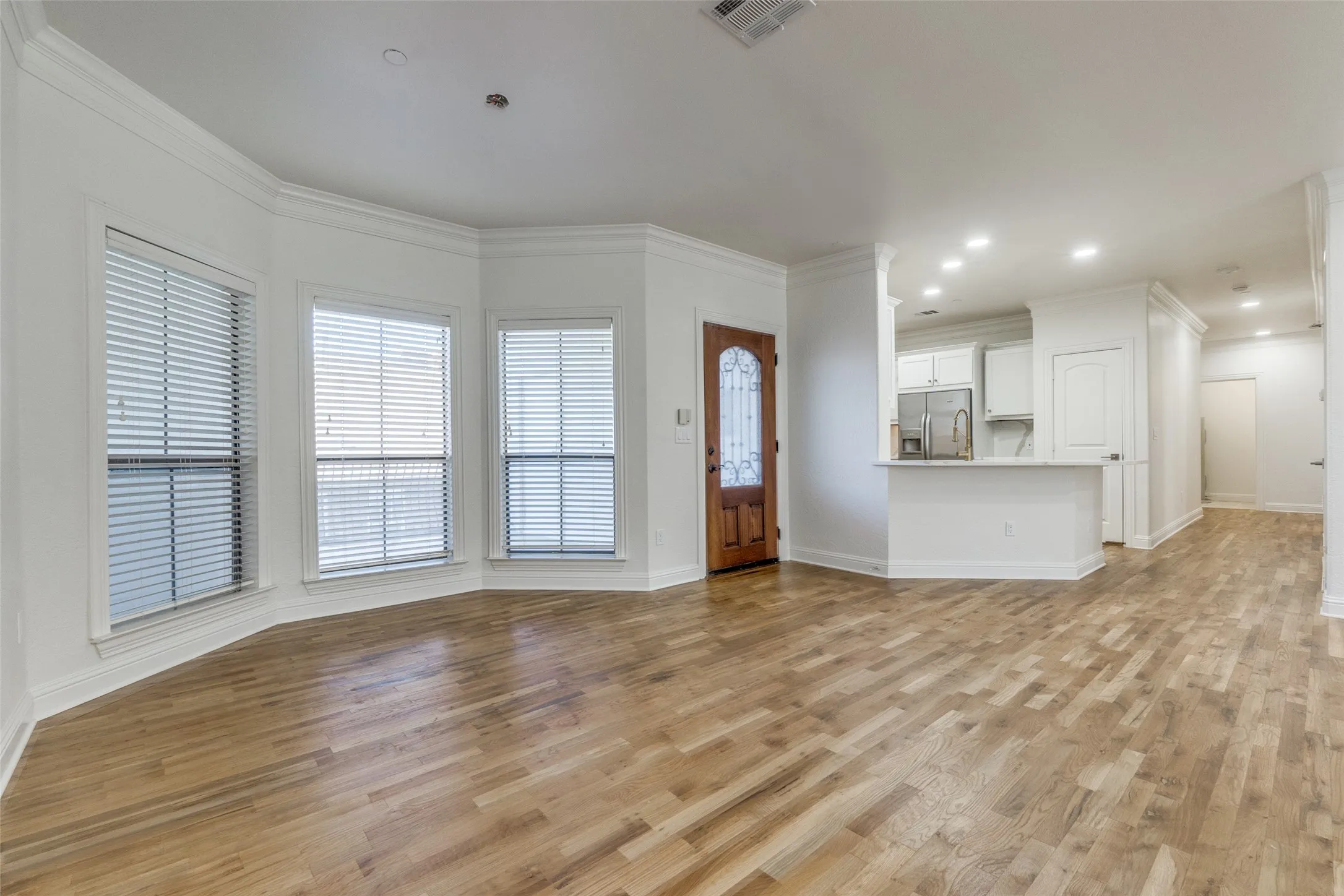 Condominium For Rent in Dallas County , 4210 Prescott C, Dallas, Texas 75219, 3 Bedroom, 3 Bathroom, 2 Garage spaces, 2,000 Sqft, built in 2006, mls#21373653, Real Estate Agent in Dallas, Homes For Rent in Dallas county, Homes For Rent in Dallas, Realtor in Dallas Texas, Real Estate Brokerage Independent Realty Texas, Luminita Cordes Realtor