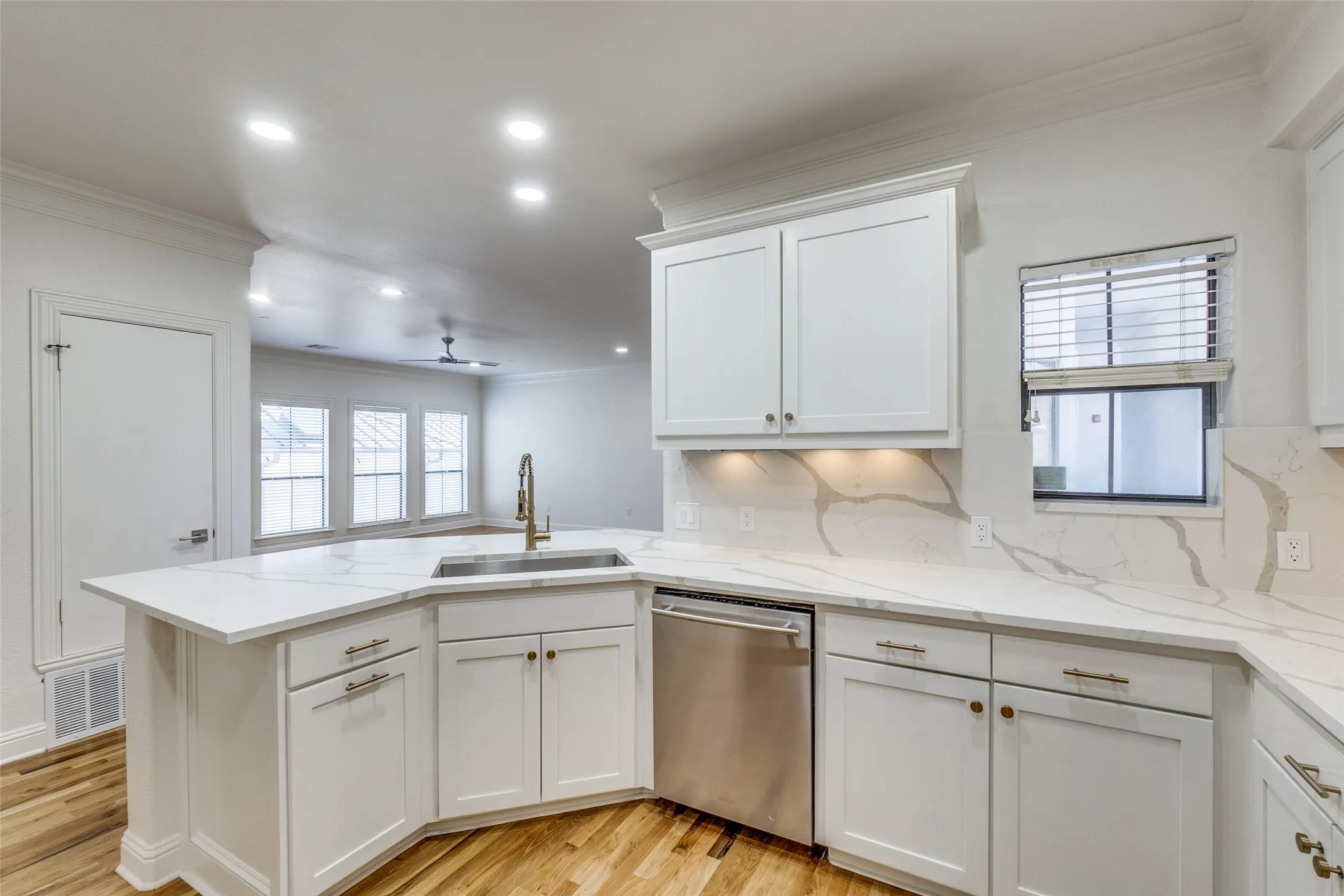 Condominium For Rent in Dallas County , 4210 Prescott C, Dallas, Texas 75219, 3 Bedroom, 3 Bathroom, 2 Garage spaces, 2,000 Sqft, built in 2006, mls#21373653, Real Estate Agent in Dallas, Homes For Rent in Dallas county, Homes For Rent in Dallas, Realtor in Dallas Texas, Real Estate Brokerage Independent Realty Texas, Luminita Cordes Realtor