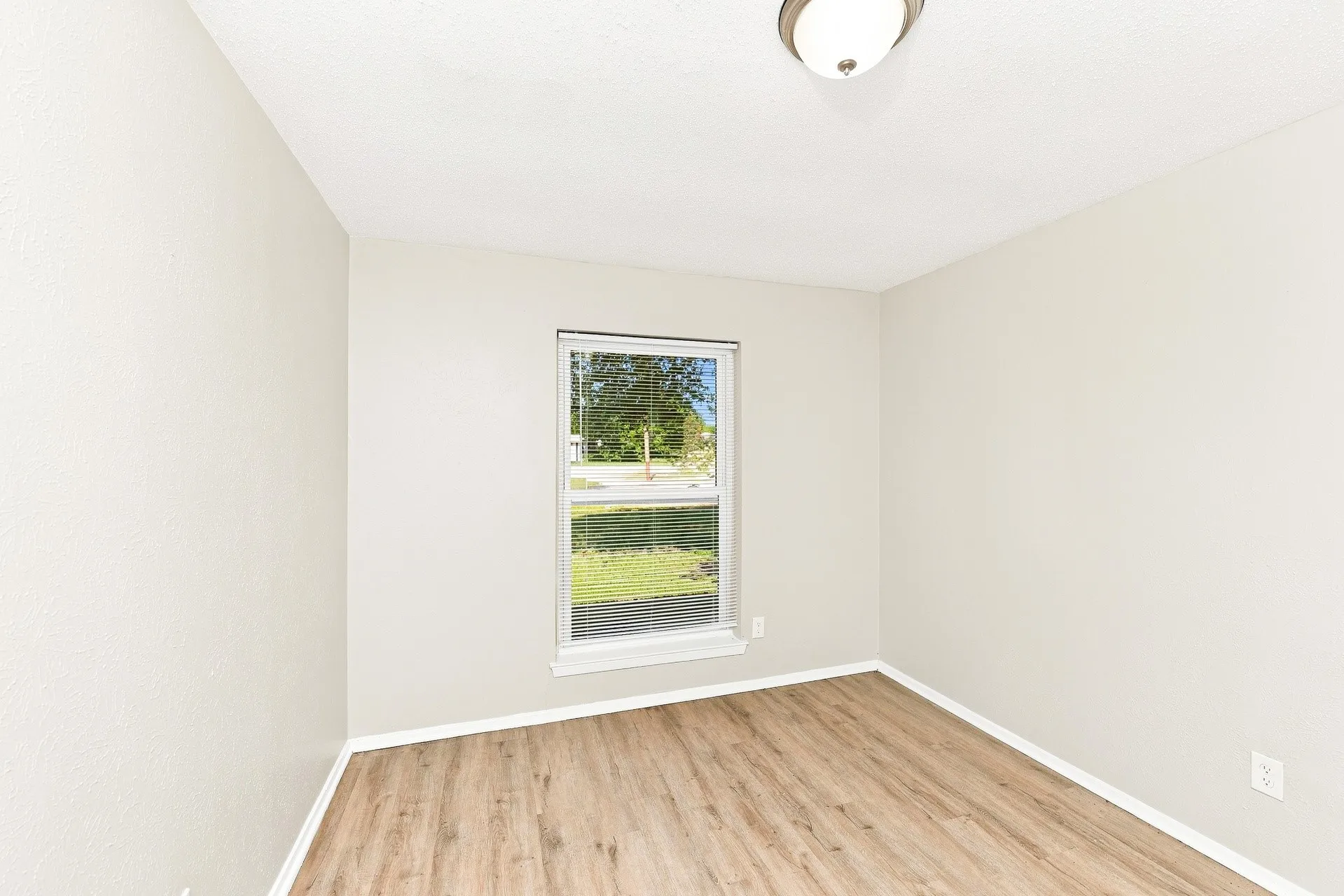 Single Family Residence For Rent in Dallas County , 2718 Oakmont Drive, Lancaster, Texas 75134, 4 Bedroom, 2 Bathroom, 1 Garage spaces, 1,432 Sqft, built in 1974, mls#21374120, Real Estate Agent in Lancaster, Homes For Rent in Dallas county, Homes For Rent in Lancaster, Realtor in Lancaster Texas, Real Estate Brokerage Independent Realty Texas, Luminita Cordes Realtor