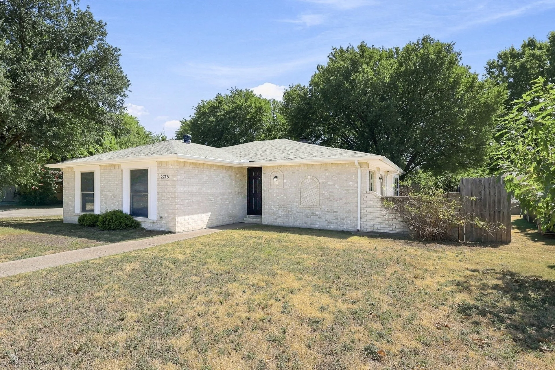 Single Family Residence For Rent in Dallas County , 2718 Oakmont Drive, Lancaster, Texas 75134, 4 Bedroom, 2 Bathroom, 1 Garage spaces, 1,432 Sqft, built in 1974, mls#21374120, Real Estate Agent in Lancaster, Homes For Rent in Dallas county, Homes For Rent in Lancaster, Realtor in Lancaster Texas, Real Estate Brokerage Independent Realty Texas, Luminita Cordes Realtor