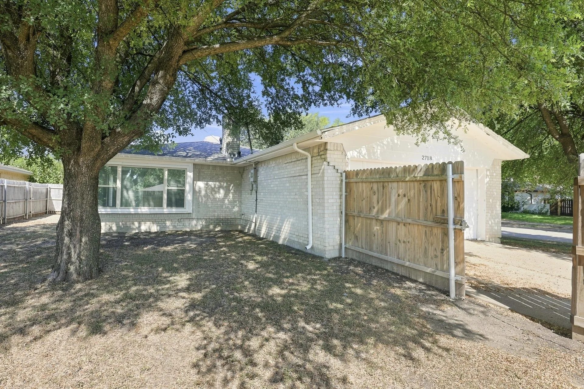 Single Family Residence For Rent in Dallas County , 2718 Oakmont Drive, Lancaster, Texas 75134, 4 Bedroom, 2 Bathroom, 1 Garage spaces, 1,432 Sqft, built in 1974, mls#21374120, Real Estate Agent in Lancaster, Homes For Rent in Dallas county, Homes For Rent in Lancaster, Realtor in Lancaster Texas, Real Estate Brokerage Independent Realty Texas, Luminita Cordes Realtor