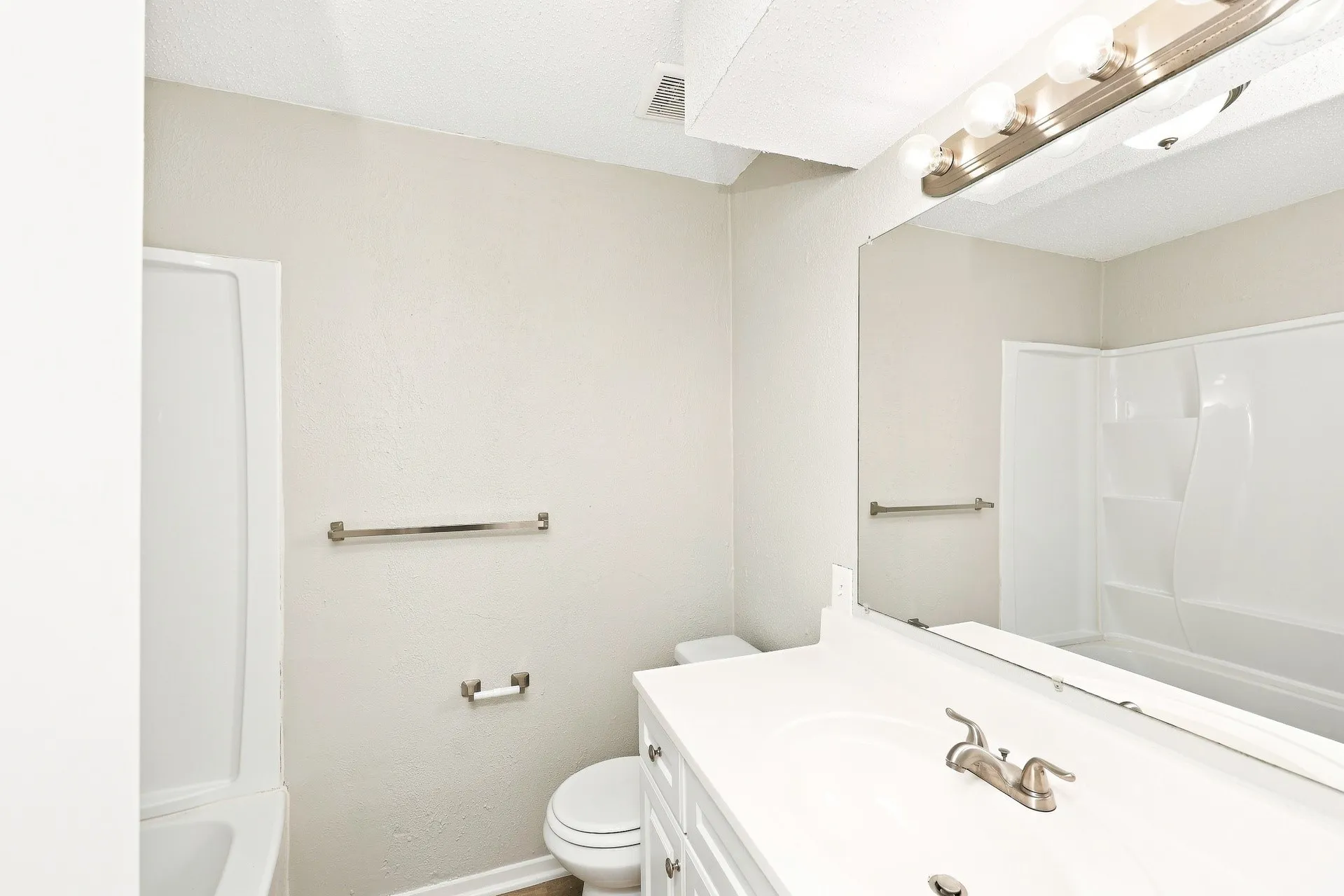 Single Family Residence For Rent in Dallas County , 2718 Oakmont Drive, Lancaster, Texas 75134, 4 Bedroom, 2 Bathroom, 1 Garage spaces, 1,432 Sqft, built in 1974, mls#21374120, Real Estate Agent in Lancaster, Homes For Rent in Dallas county, Homes For Rent in Lancaster, Realtor in Lancaster Texas, Real Estate Brokerage Independent Realty Texas, Luminita Cordes Realtor