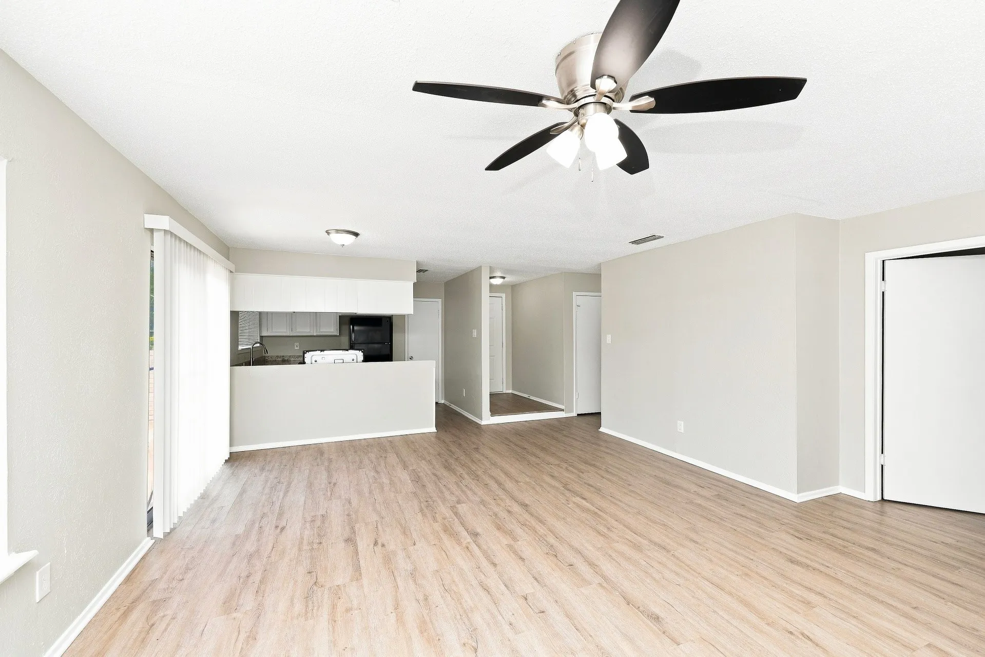 Single Family Residence For Rent in Dallas County , 2718 Oakmont Drive, Lancaster, Texas 75134, 4 Bedroom, 2 Bathroom, 1 Garage spaces, 1,432 Sqft, built in 1974, mls#21374120, Real Estate Agent in Lancaster, Homes For Rent in Dallas county, Homes For Rent in Lancaster, Realtor in Lancaster Texas, Real Estate Brokerage Independent Realty Texas, Luminita Cordes Realtor