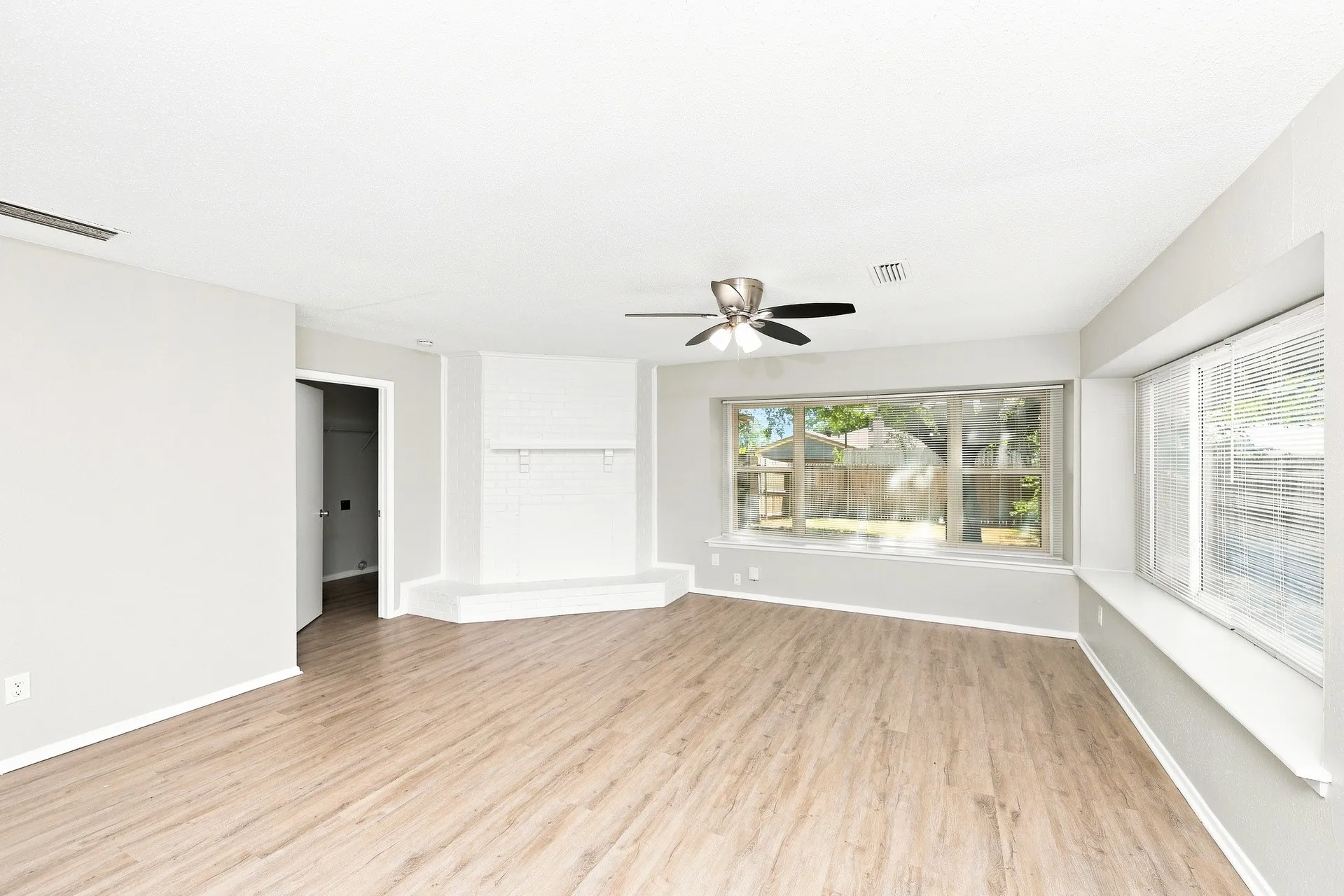 Single Family Residence For Rent in Dallas County , 2718 Oakmont Drive, Lancaster, Texas 75134, 4 Bedroom, 2 Bathroom, 1 Garage spaces, 1,432 Sqft, built in 1974, mls#21374120, Real Estate Agent in Lancaster, Homes For Rent in Dallas county, Homes For Rent in Lancaster, Realtor in Lancaster Texas, Real Estate Brokerage Independent Realty Texas, Luminita Cordes Realtor